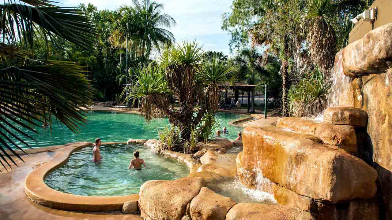 cooinda-lodge-kakadu-australia-northern-territory-people-in-pool