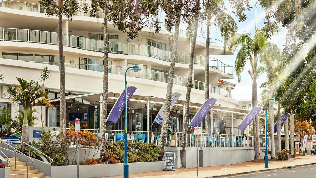 Oaks-Resort-&-Spa-Hervey-Bay-restaurant-sun