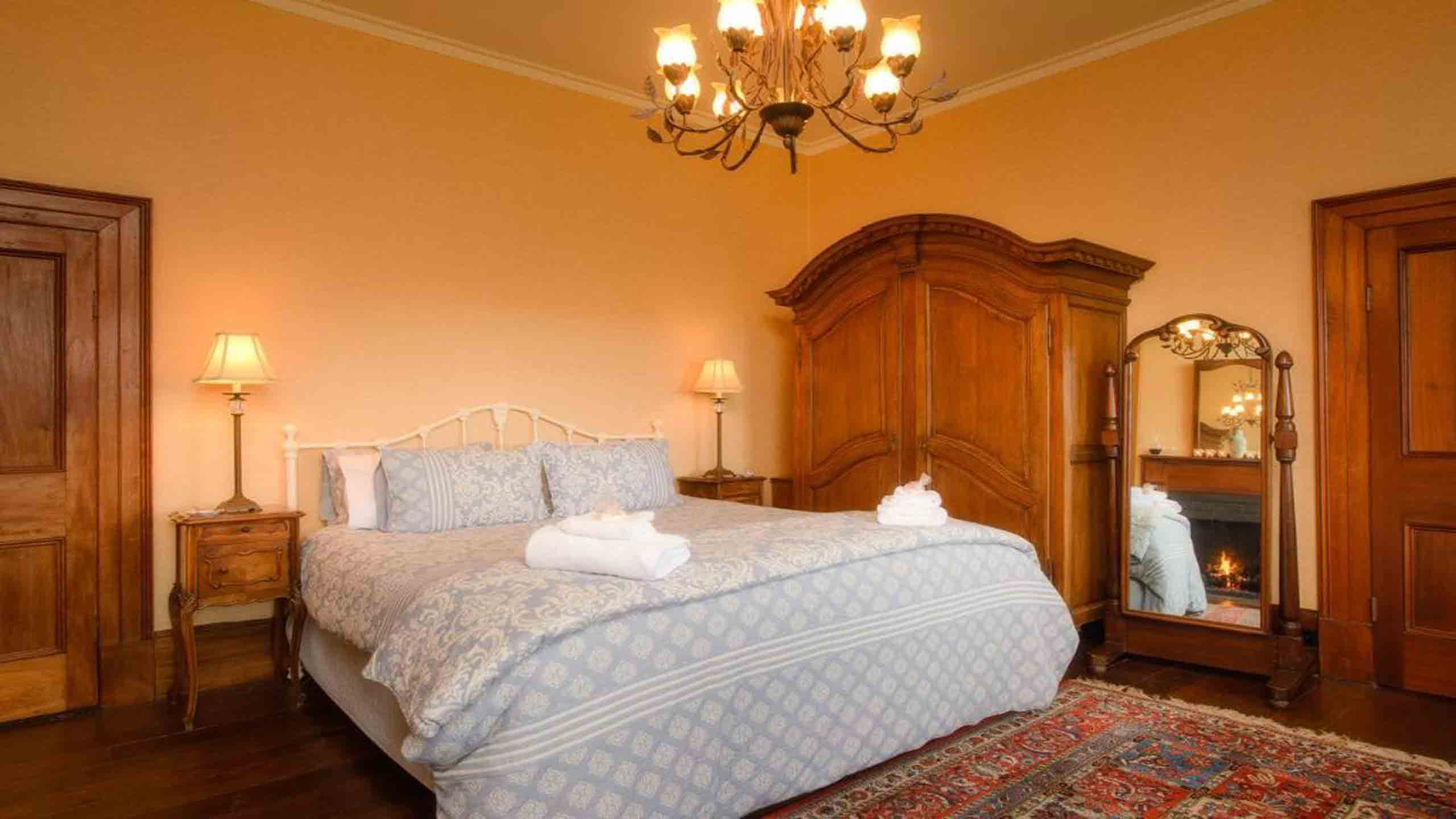 rathmore-house-tasmania-hollow-tree-beautiful-bedroom