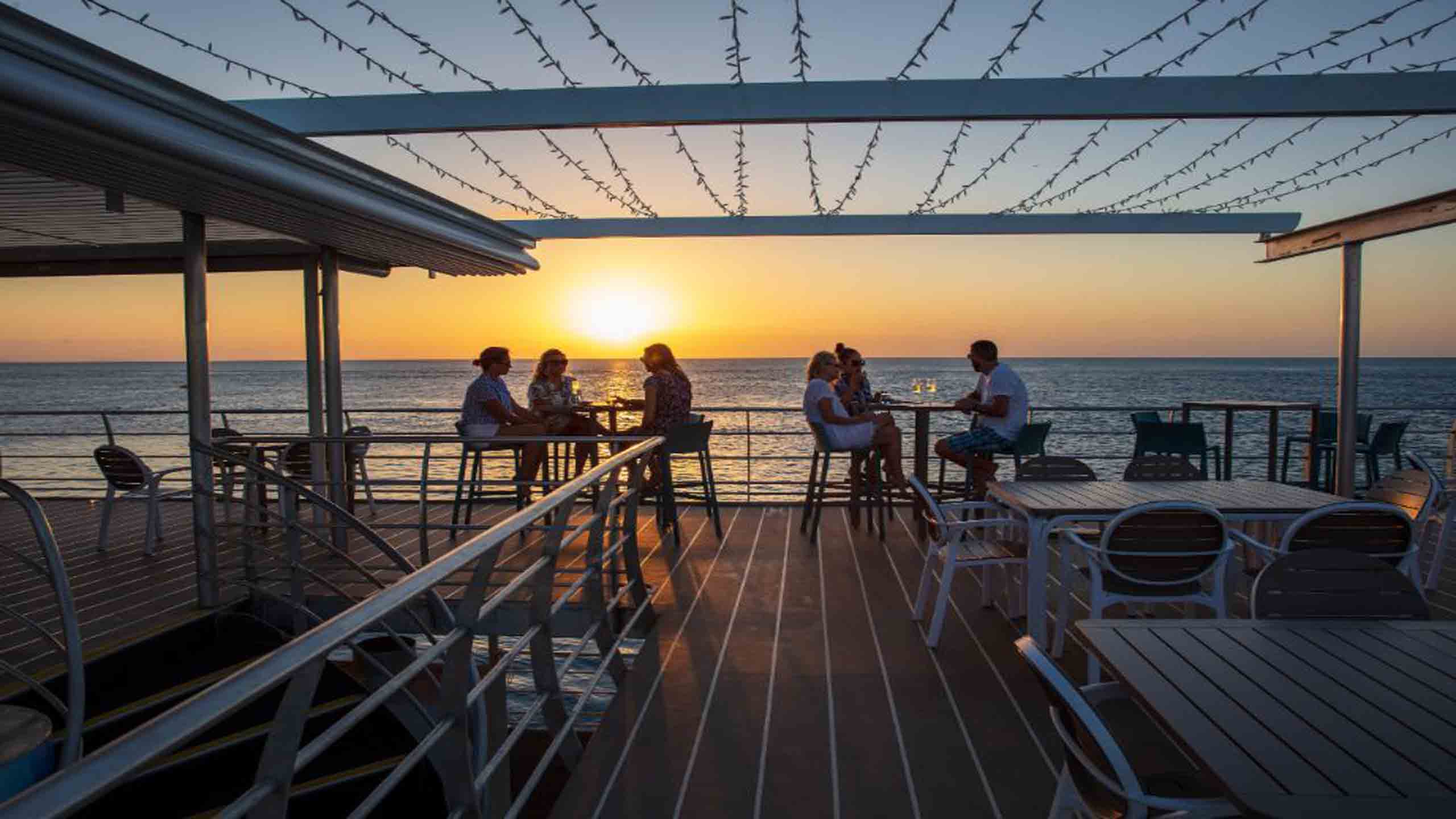 reefworld-great-barrier-reef-whitsundays-deck-at-sunset