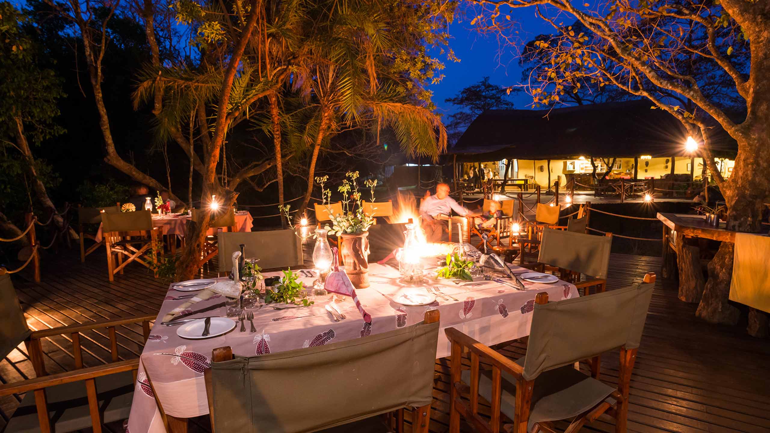 kaingu-safari-lodge-zambia-main-area-dinner