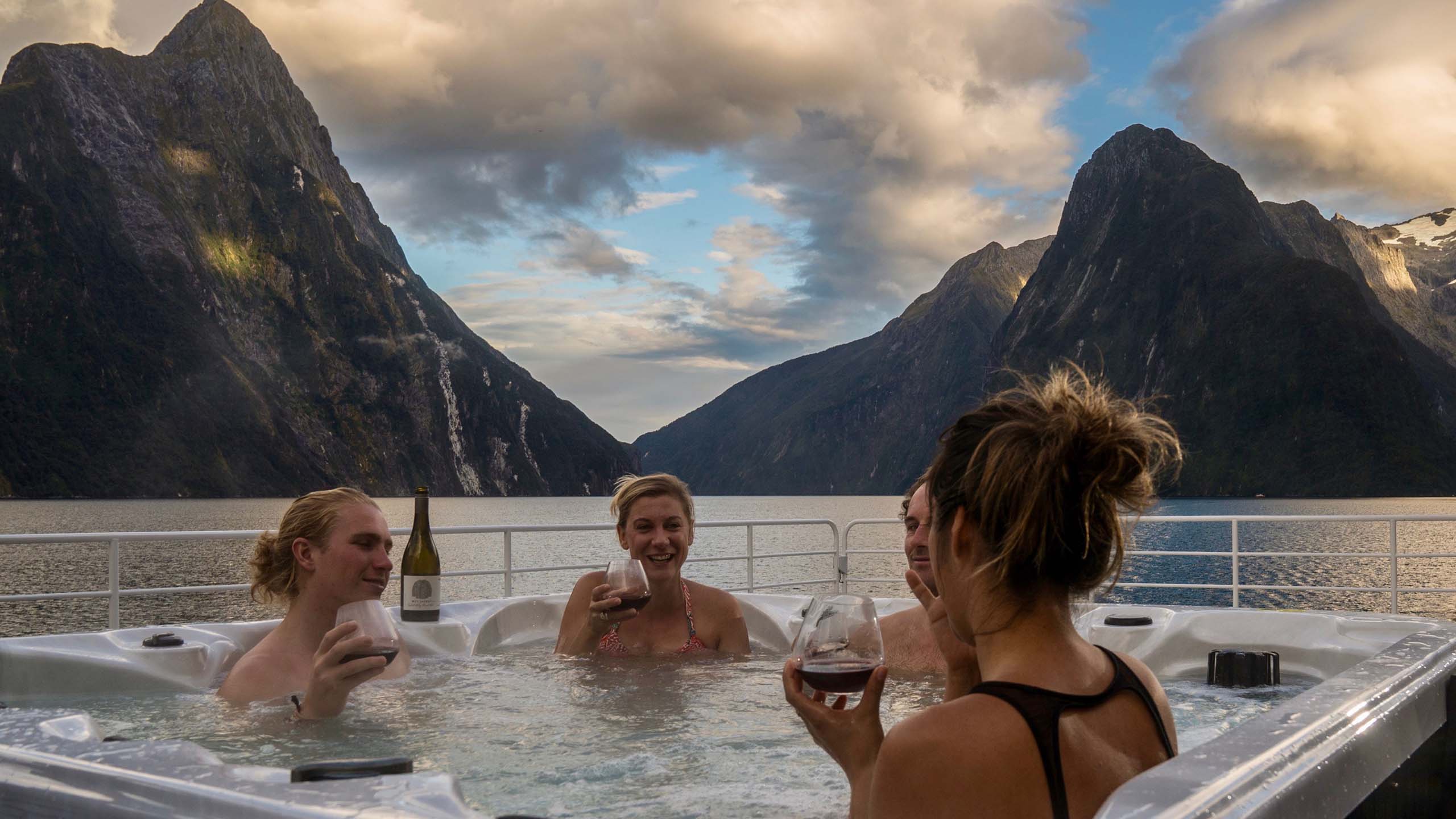 fiordland-jewel-earshell-cove-resolution-dusky-sound-new-zealand-jacuzzi