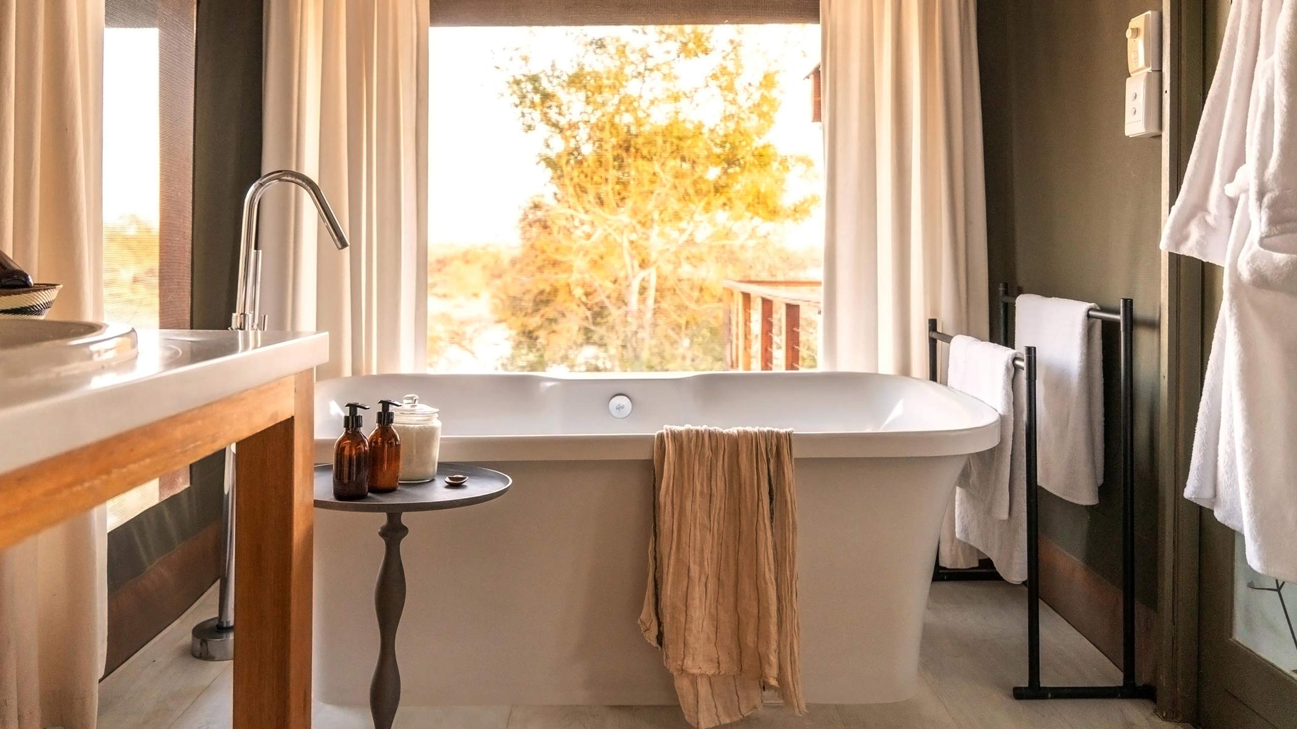 simbavati-hilltop-lodge-timbavati-game-reserve-south-africa-bathroom