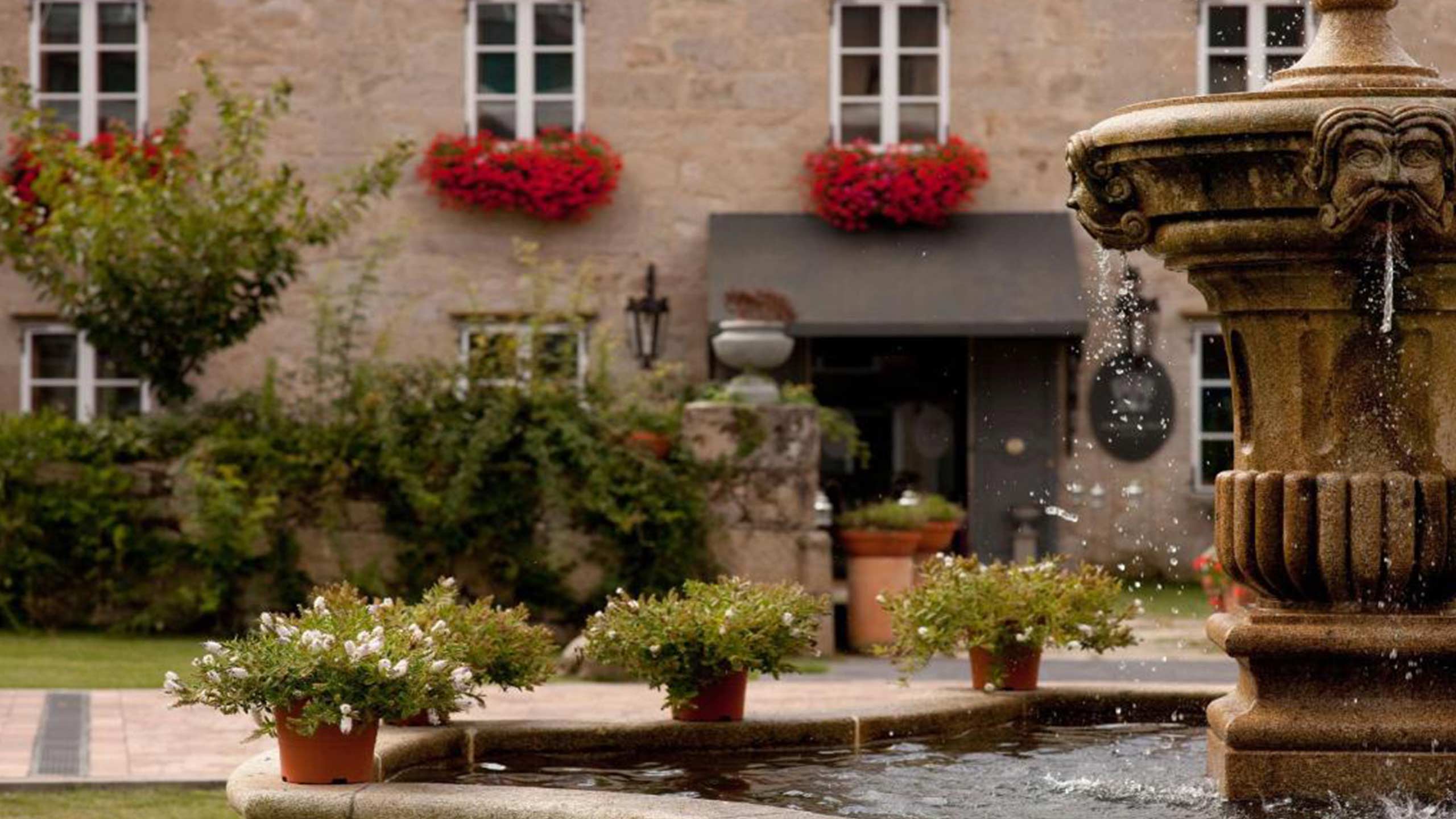 exterior-fountain-a-quinta-da-auga-santiago-de-compostela-galicia-spain-bookingcom