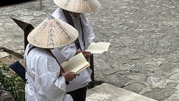 shikoku-henro-pilgrimage-walkers-with-pilgrim-attire