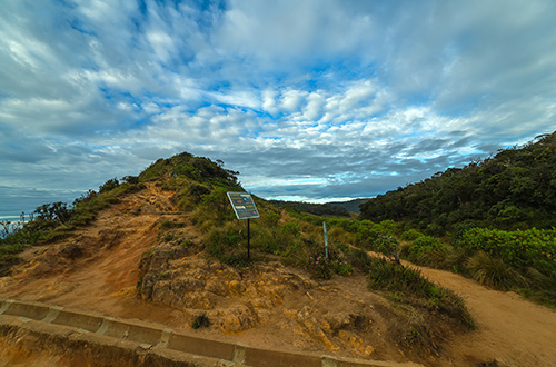 worlds-end-trail-horton-plains-national-park-sri-lanka