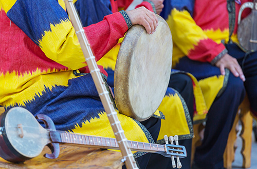 folk-uzbek-percussion-musica-shutterstock1159904380