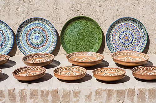 traditional-plates-on-the-street-market-khiva-uzbekistan-shutterstock570760