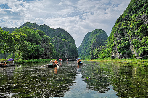 ninh-binh-vietnam-sampan-boat-tour