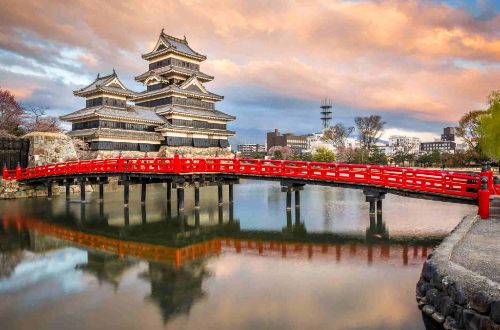 japan-walk-alpine-adventrue-matsumoto-black-castle