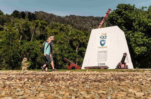 new-zealand-tour-queen-charlotte-track-ship-cove-couple