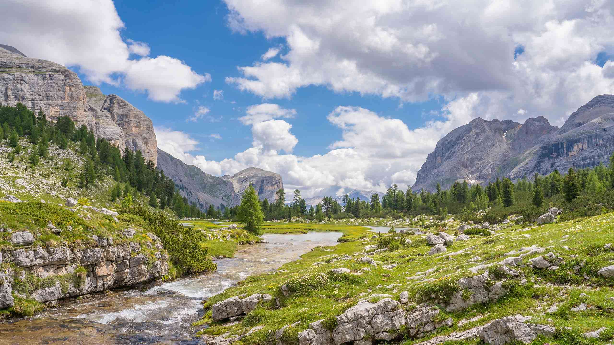 Italy’s Dolomites Hut-to-Hut Hike (Alpine Adventures in Italy’s Dramatic Mountains) 6D5N, Fully Guided