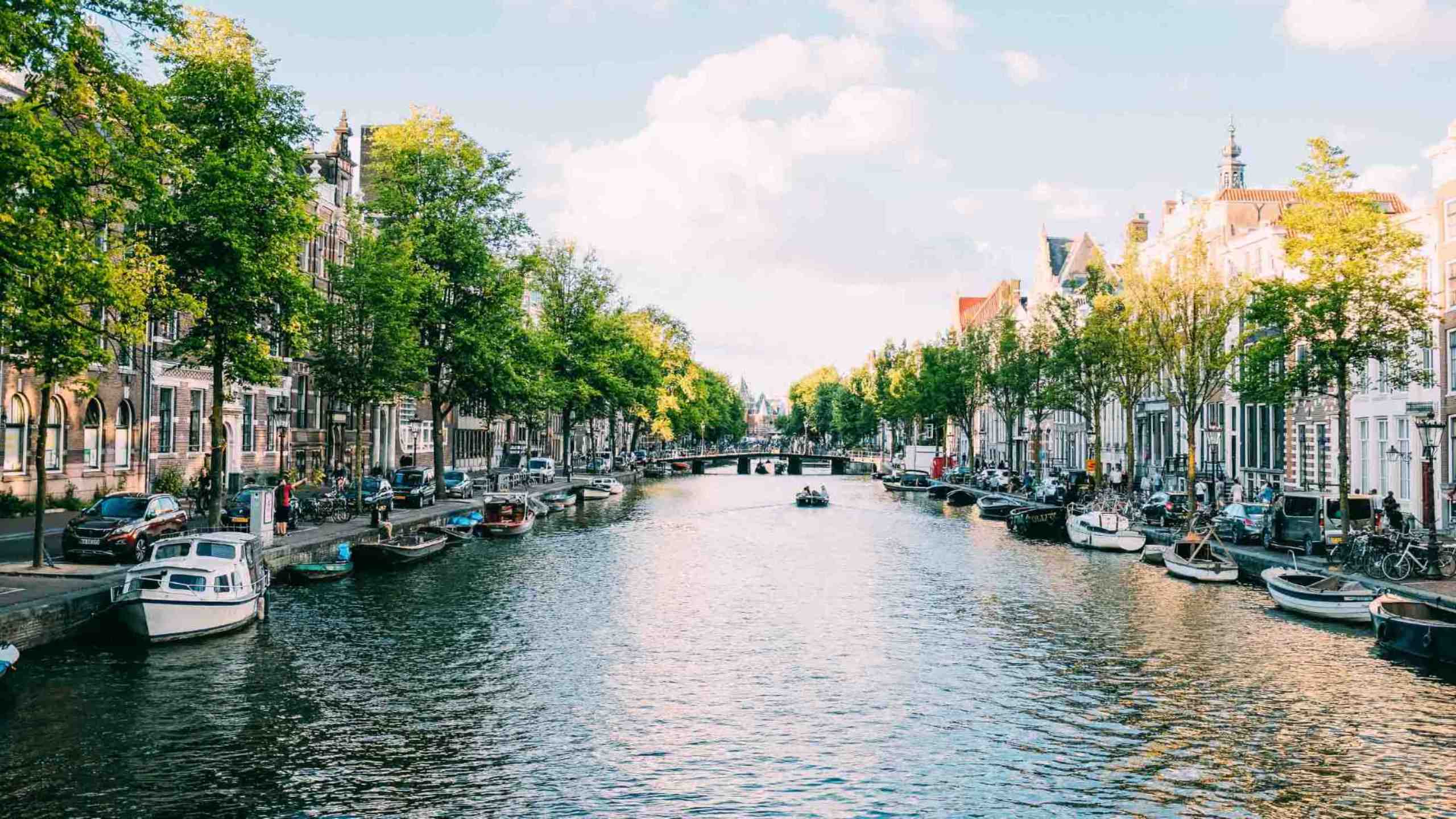 amsterdam-canal-with-boats-and-houses