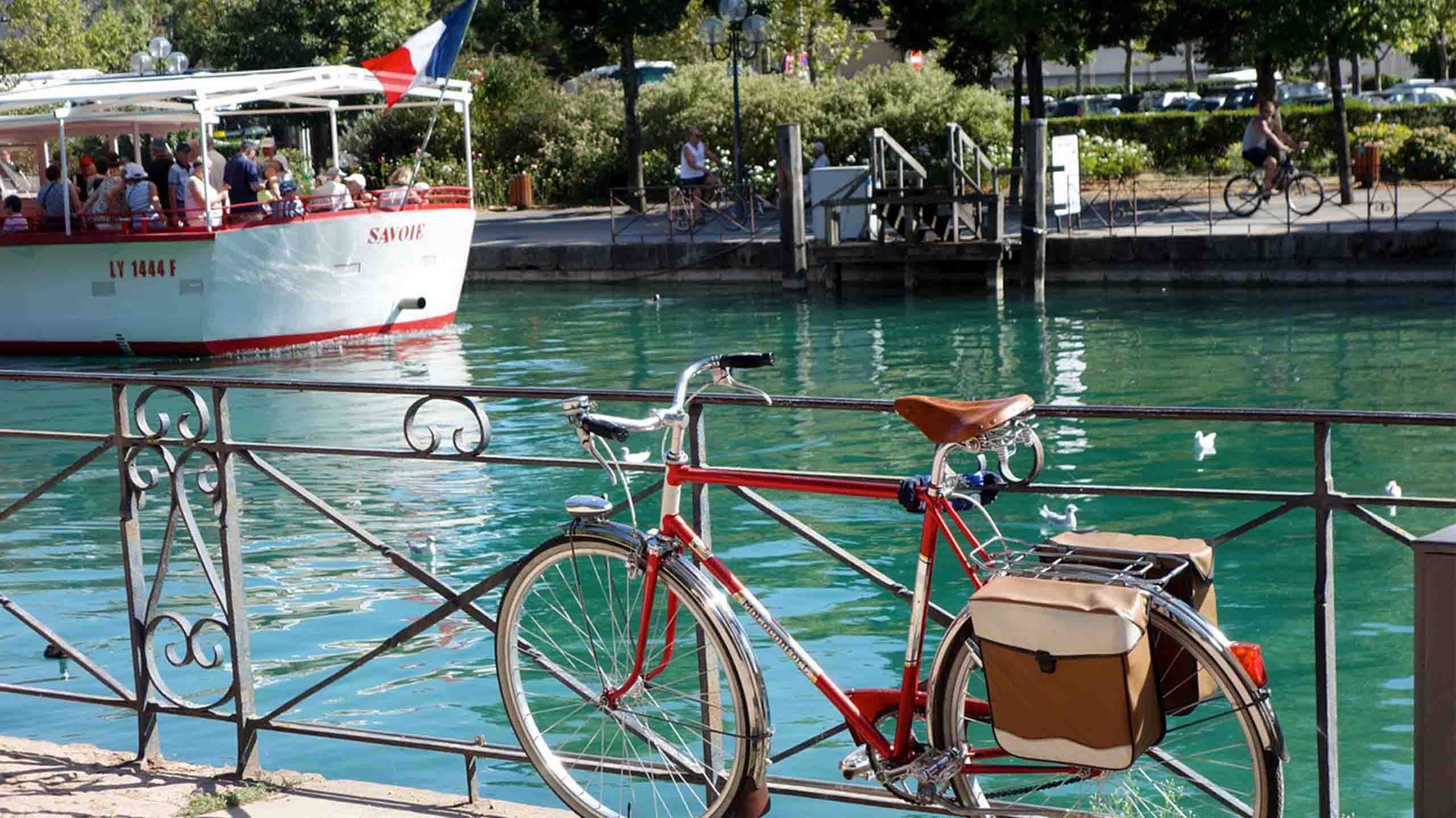 cycle-in-france-by-canal.jpg