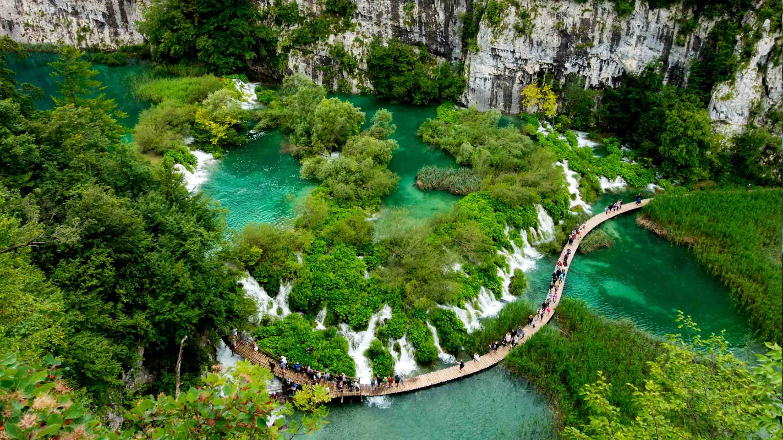 plitvice-lakes-croatia-people-crossing-on-bridge