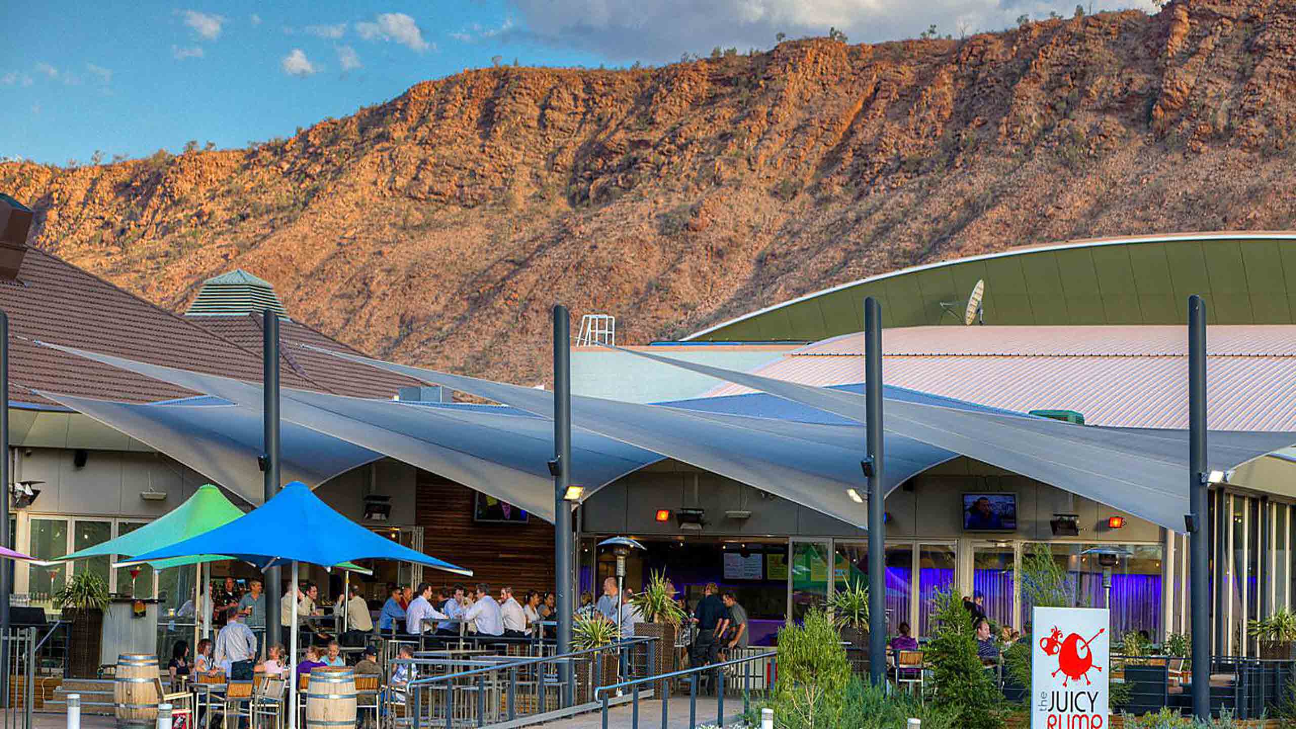 crowne-plaza-restraunt- MacDonnell-ranges 