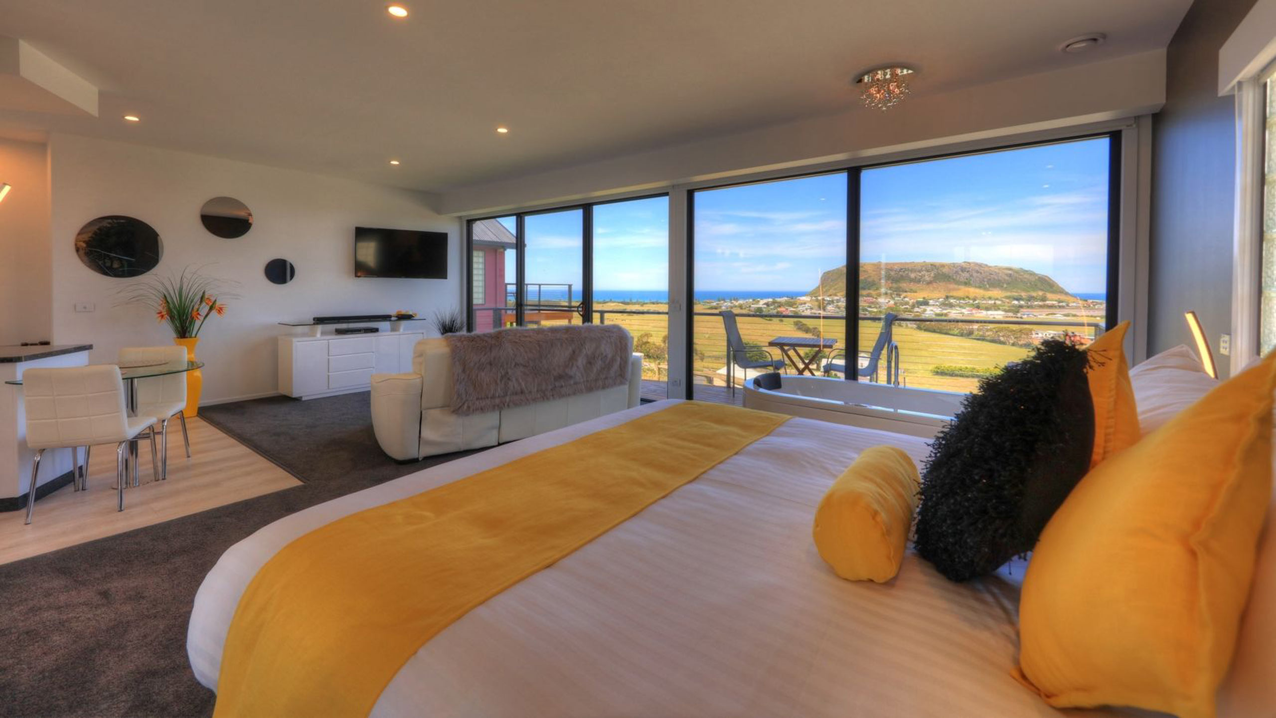 horizon-deluxe-apartments-tasmania-australia-bedroom-with-views