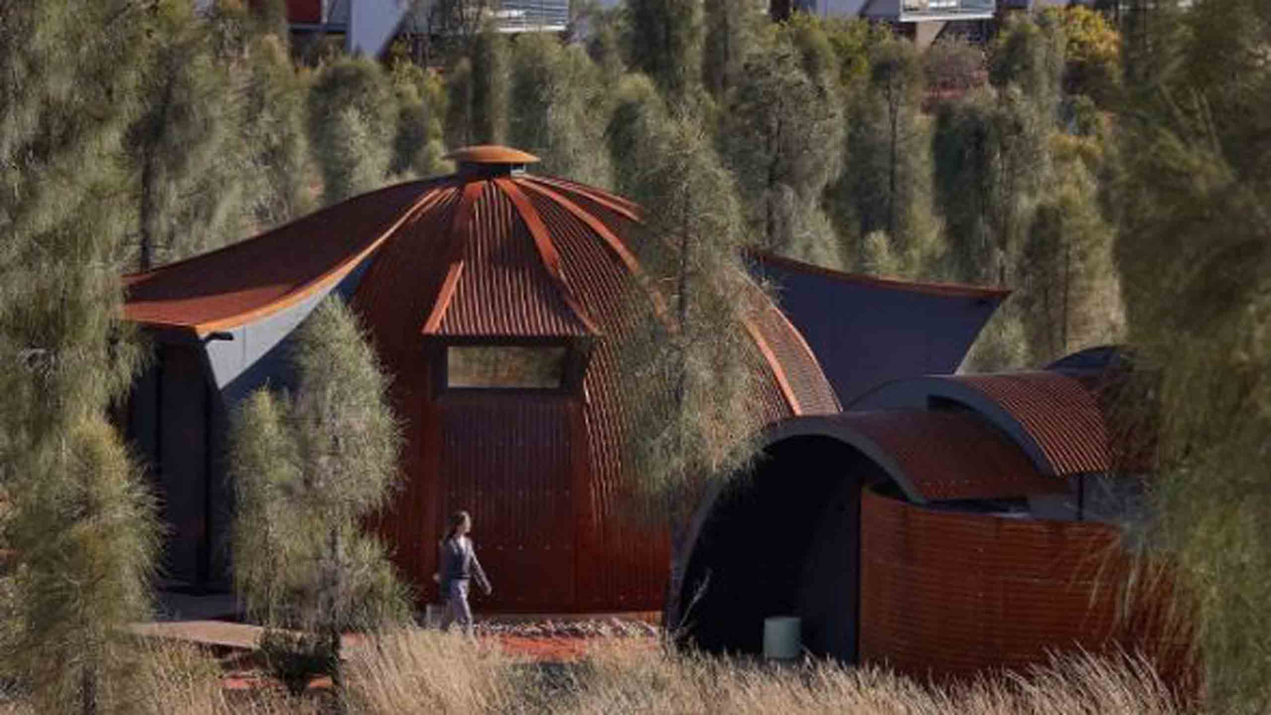 longitude131-uluru-red-centre-australia-exterior-of-spa