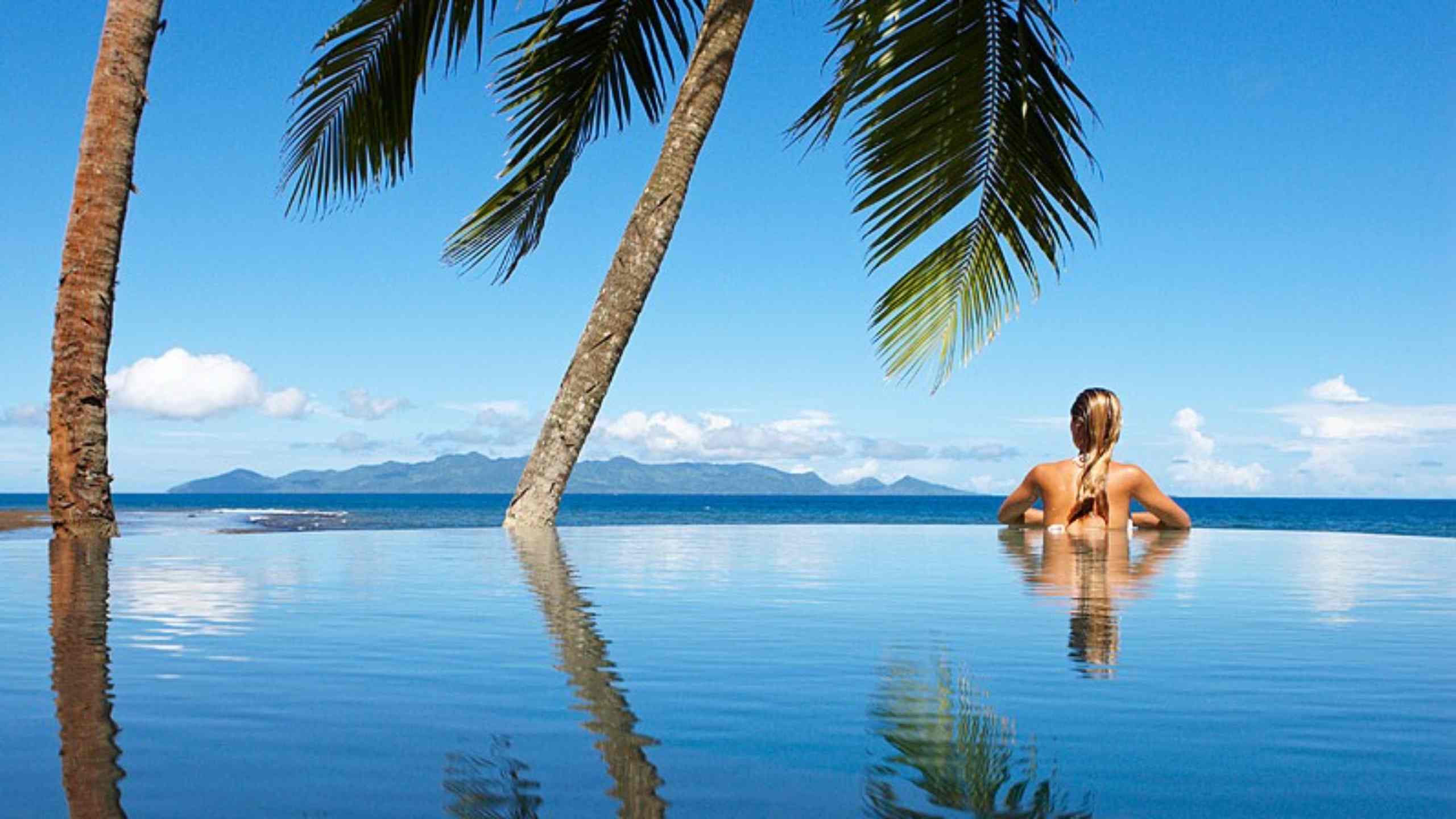 nanuku-auberge-fiji-lady-in-pool