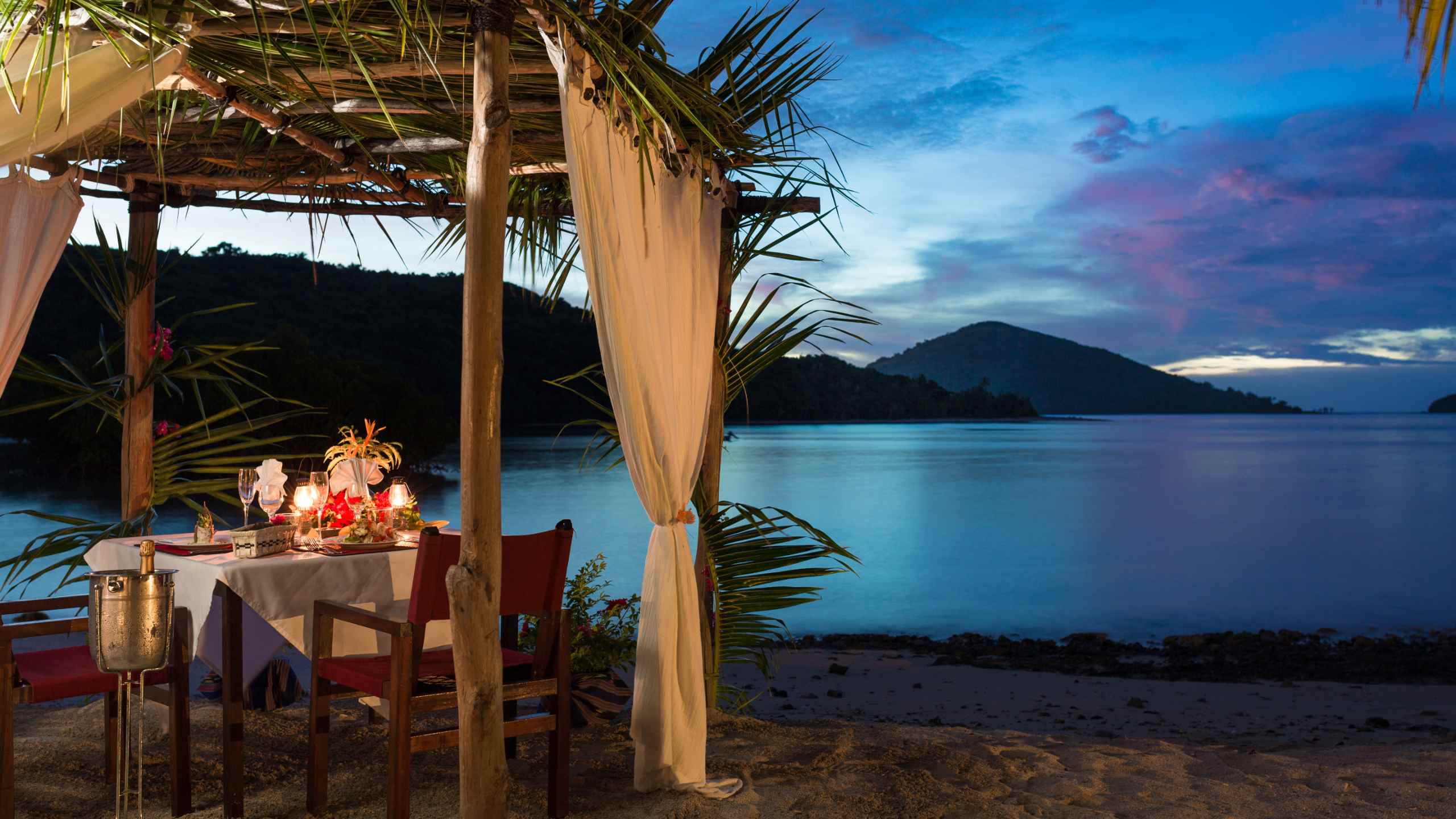 navutu-star-resort-fiji-private-beachfront-dining