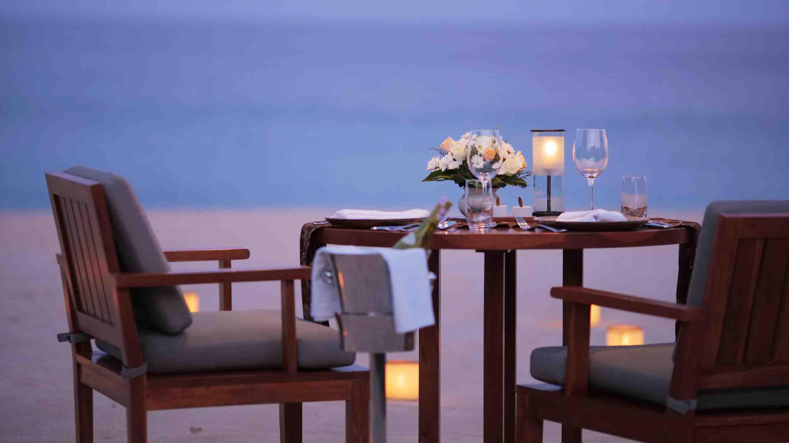 aman-villas-nusa-dua-luxury-resort-dining-by-the-pool