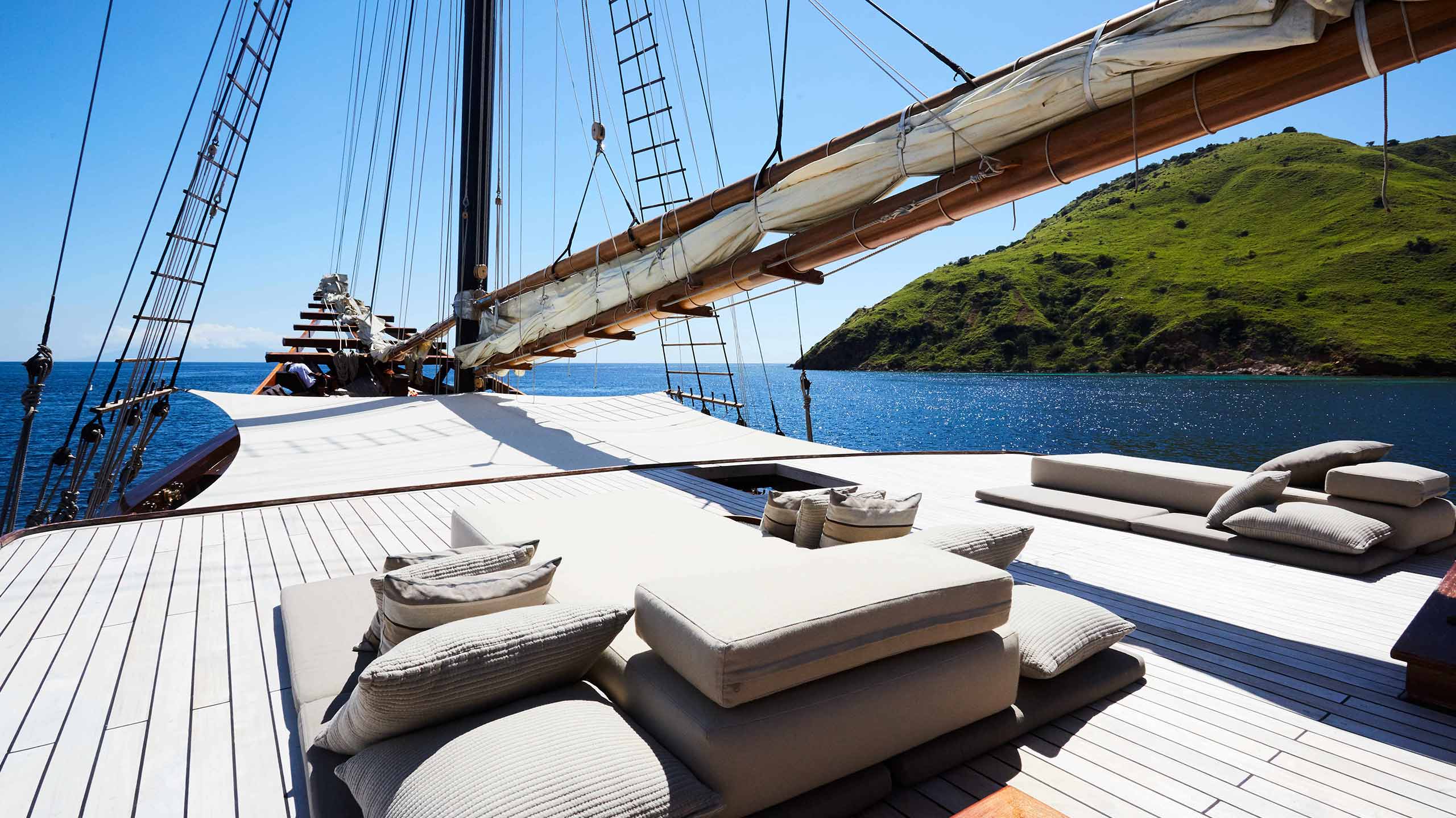 amandira-indonesia-yatch-sundeck