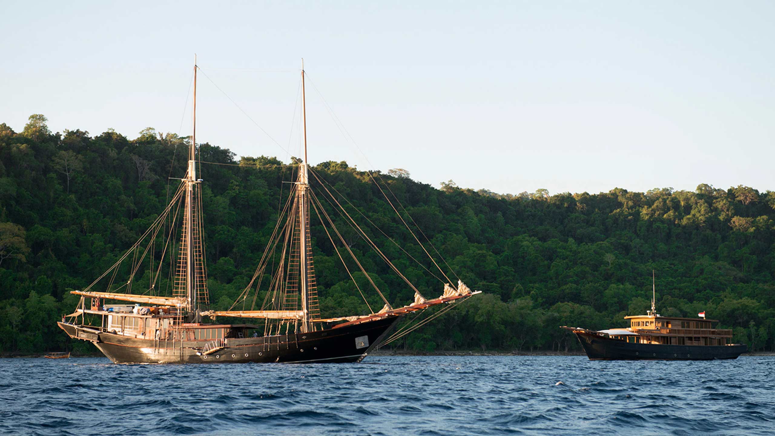 amanwana-indonesia-boats