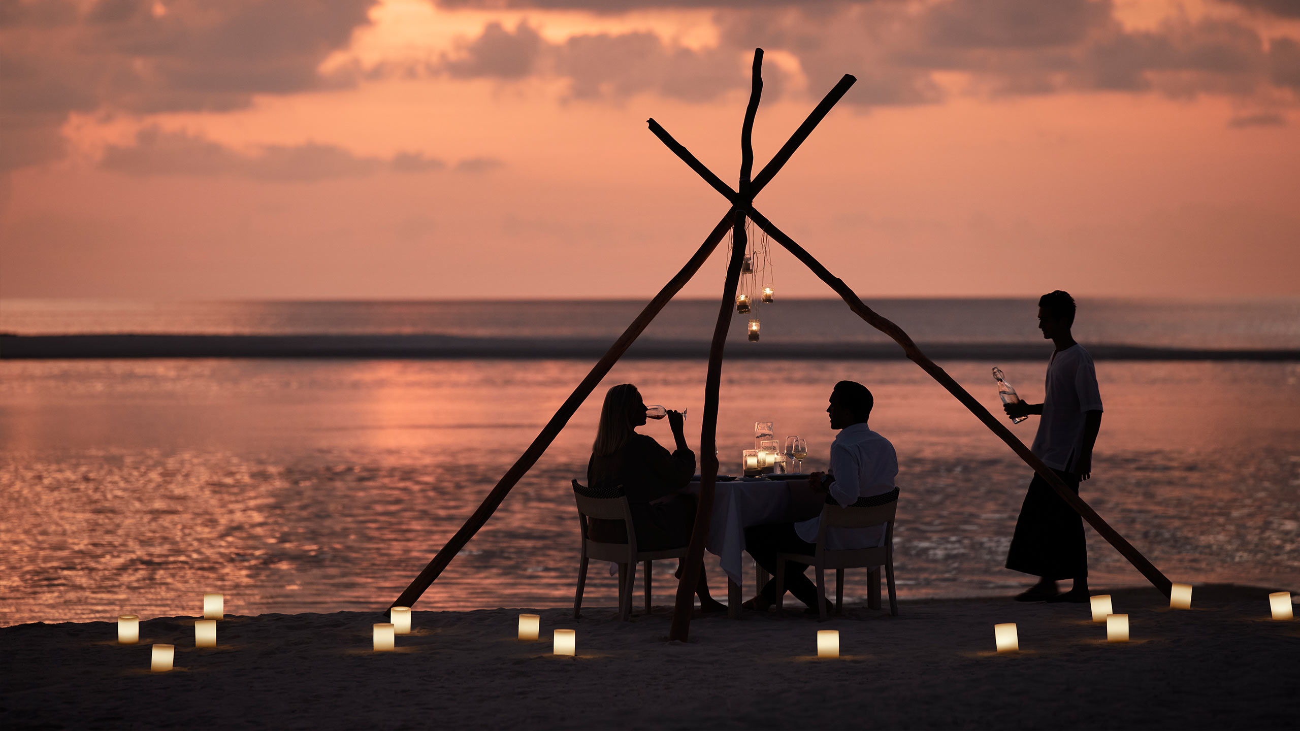 como-maalifushi-thaa-atoll-maldives-beach-sunset-romantic-dinner