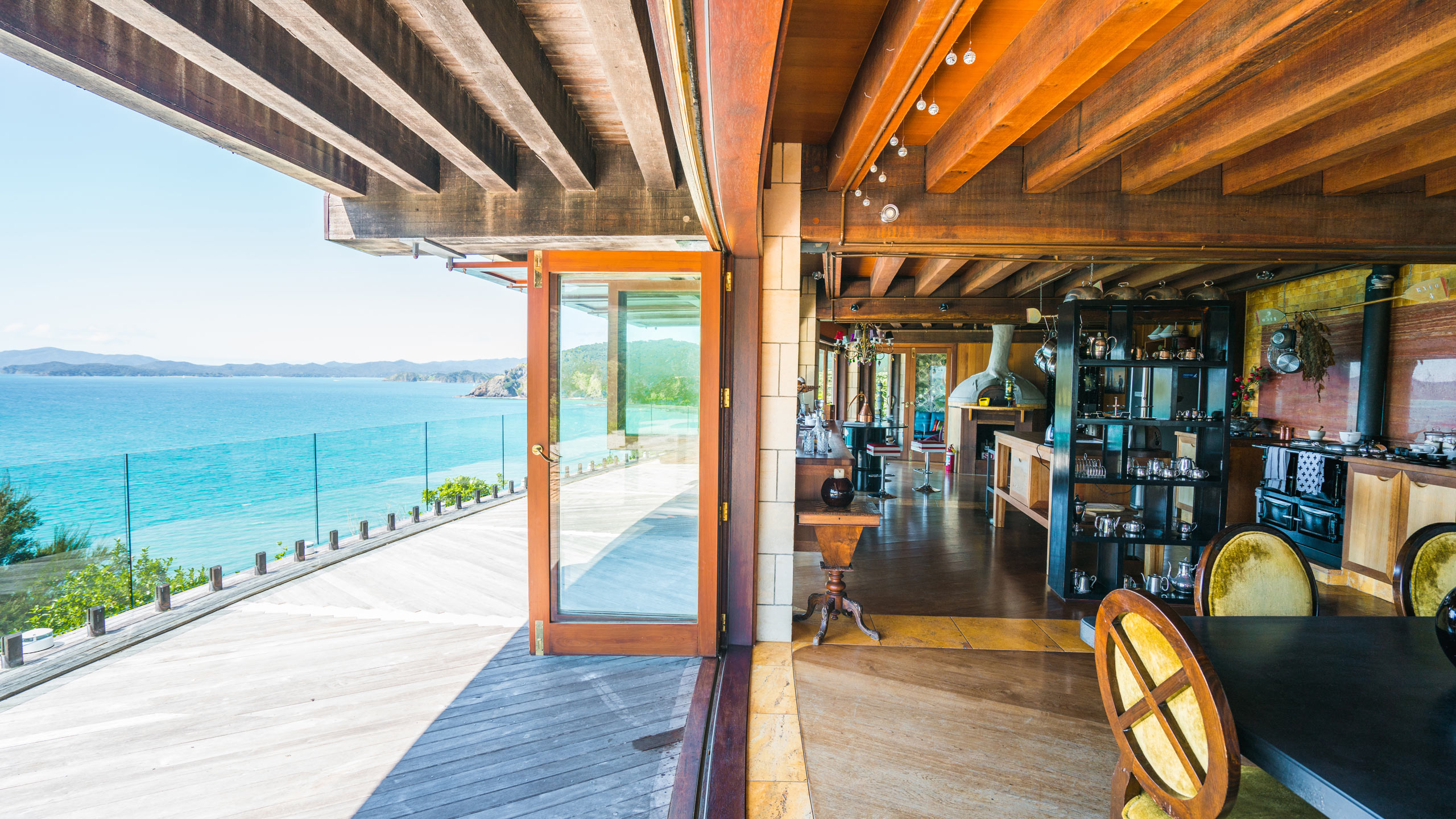 donkey-bay-inn-bay-of-islands-new-zealand-main-deck