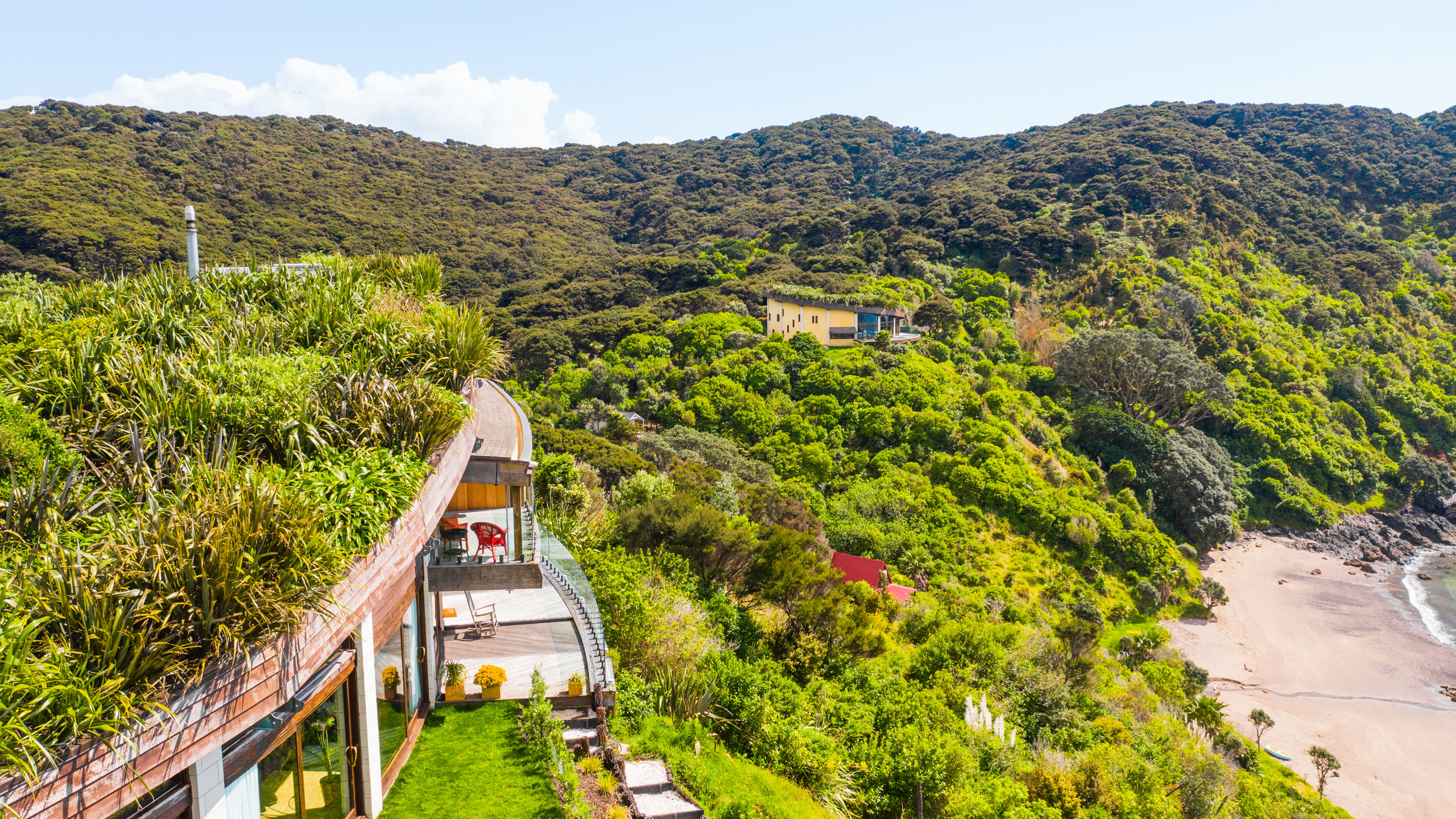 donkey-bay-inn-bay-of-islands-new-zealand-property-grassed-roof