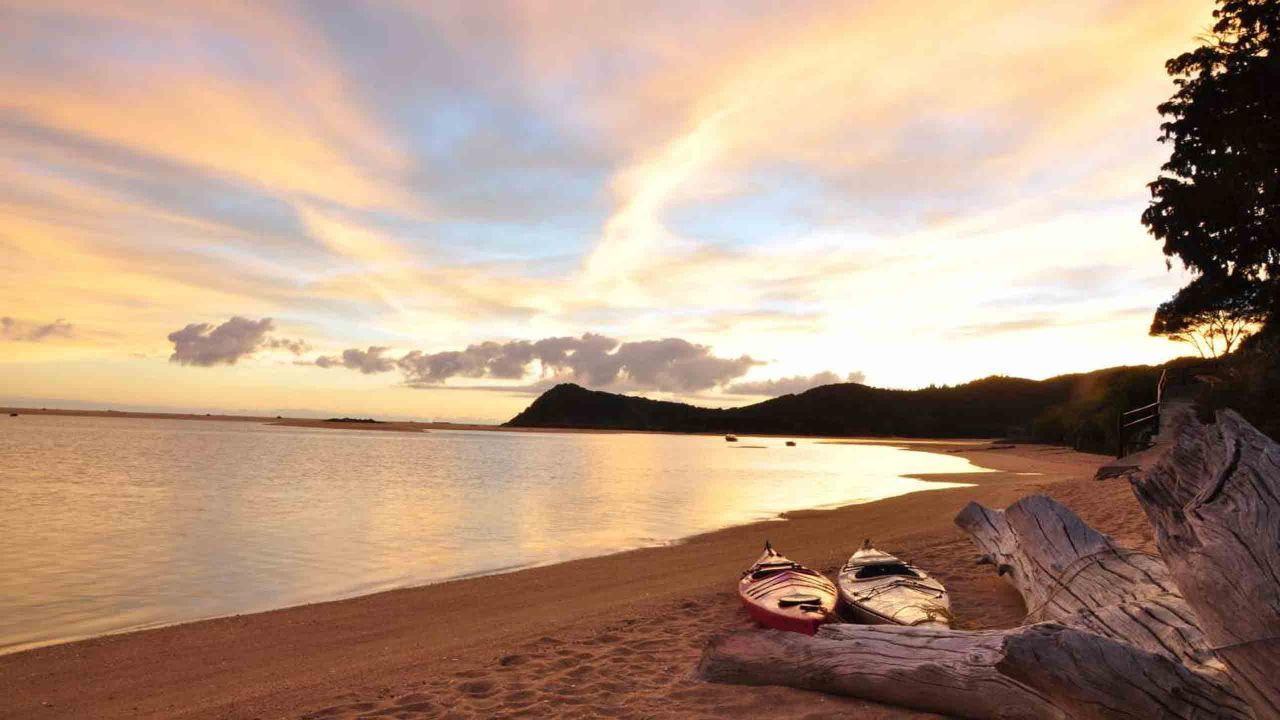 edenhouse-nelson-new-zealand-abel-tasman-national-park-kayaks