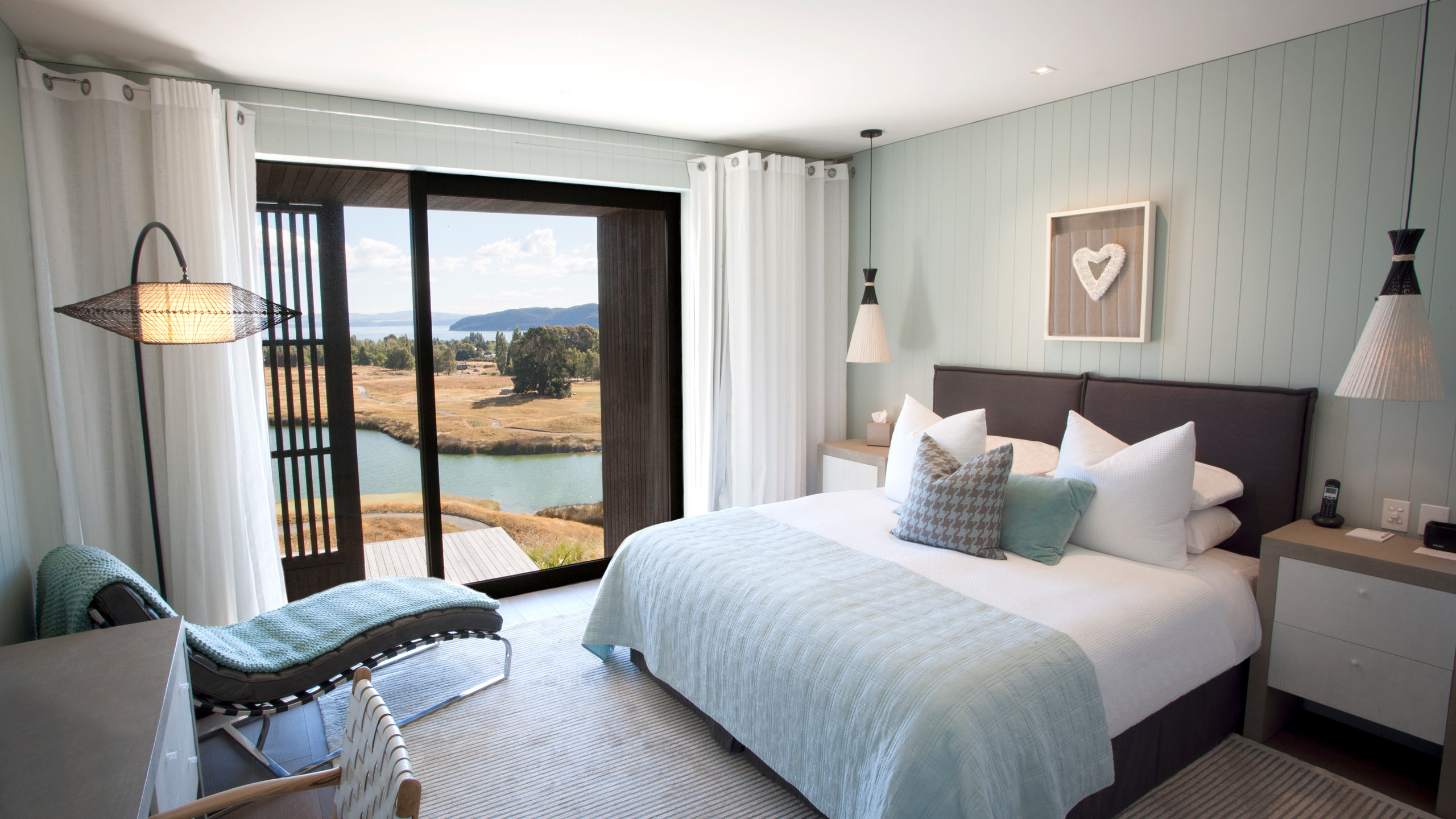 Kinloch-manor-and-villas-lake-taupo-new-zealand-guestroom