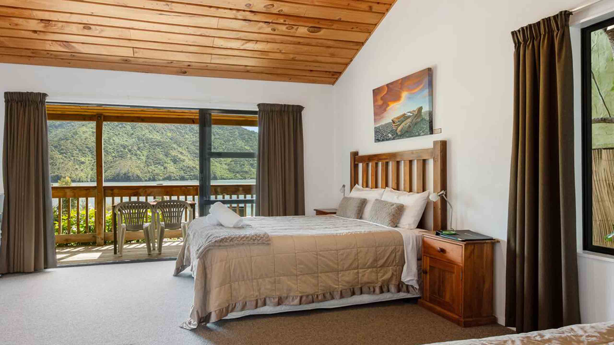 lochmara-lodge-marlborough-new-zealand-bedroom