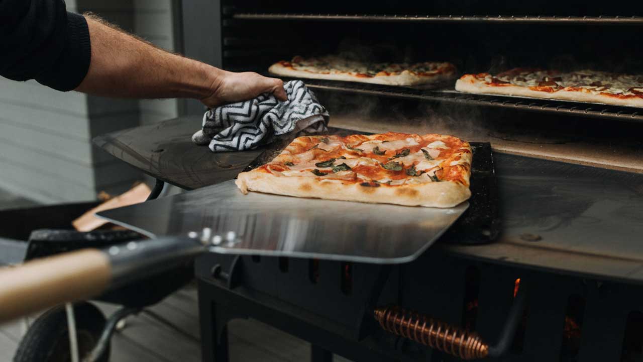 MaruiaRiverRetreat_Cuisine_KiwiOutdoorOven_Pizza