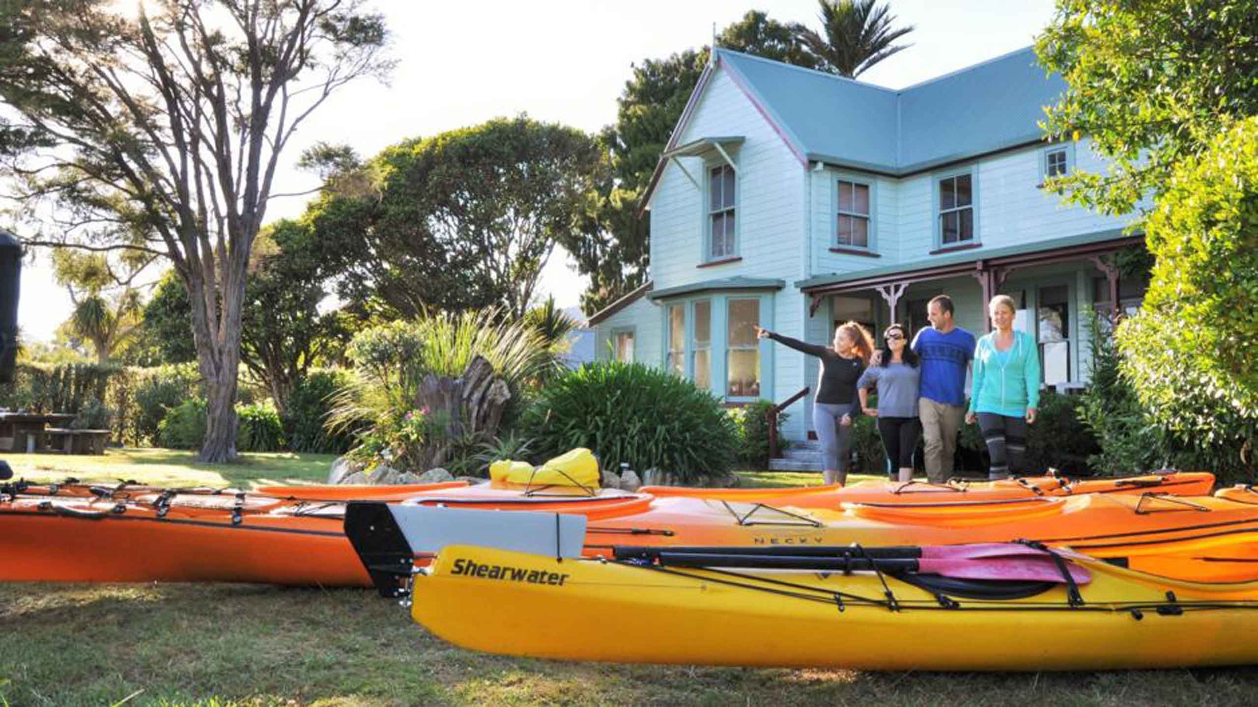 meadowbank-homestead-abel-tasman-national-park-new-zealand-kayaks