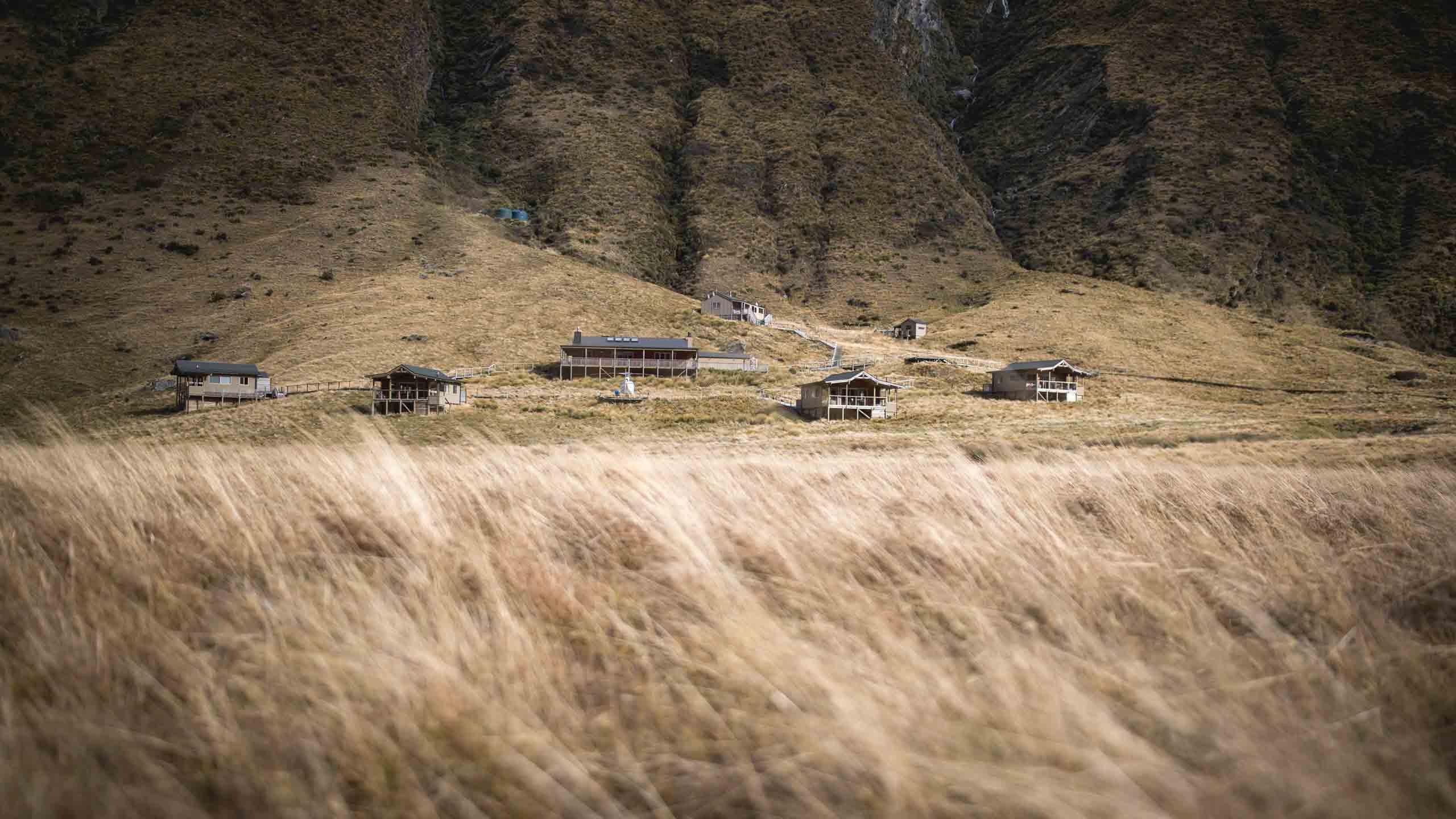 minaret-station-alpine-lodge-wanaka-new-zealand-full-lodge-view