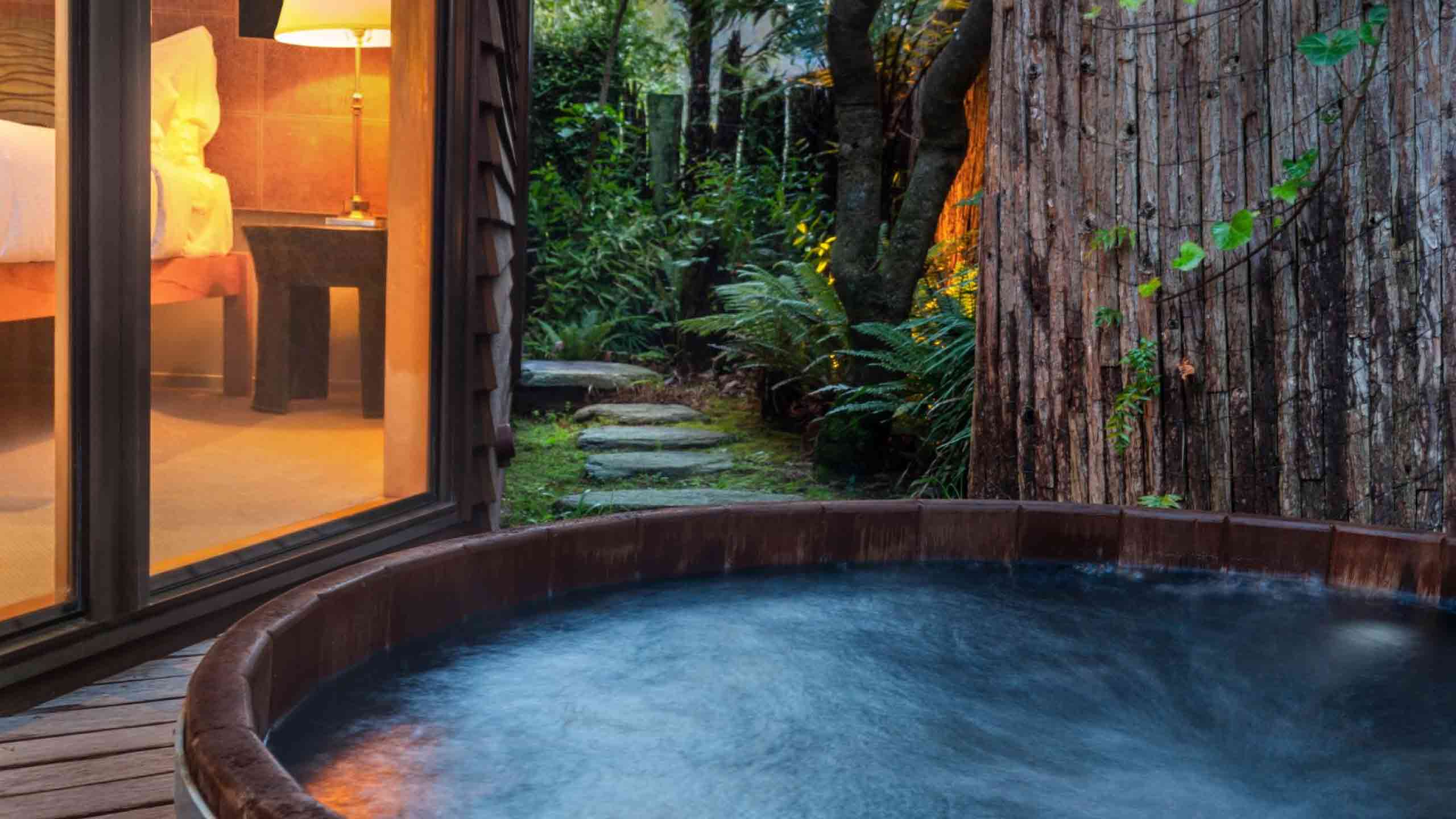 river-birches-lodge-new-zealand-hot-tub