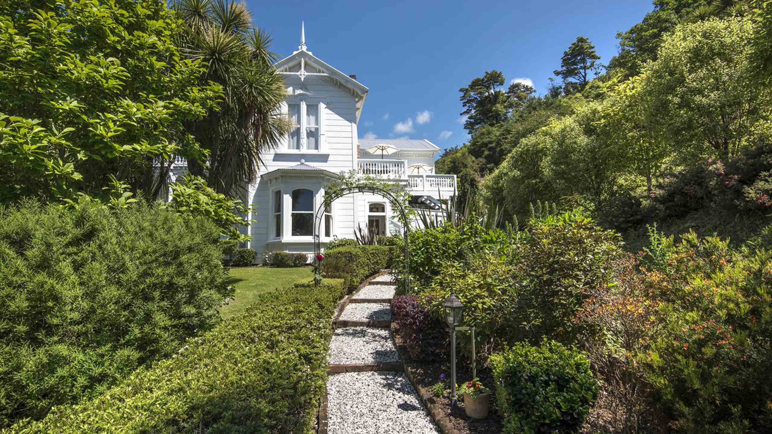 sennen-house-picton-marlborough-new-zealand-front-path