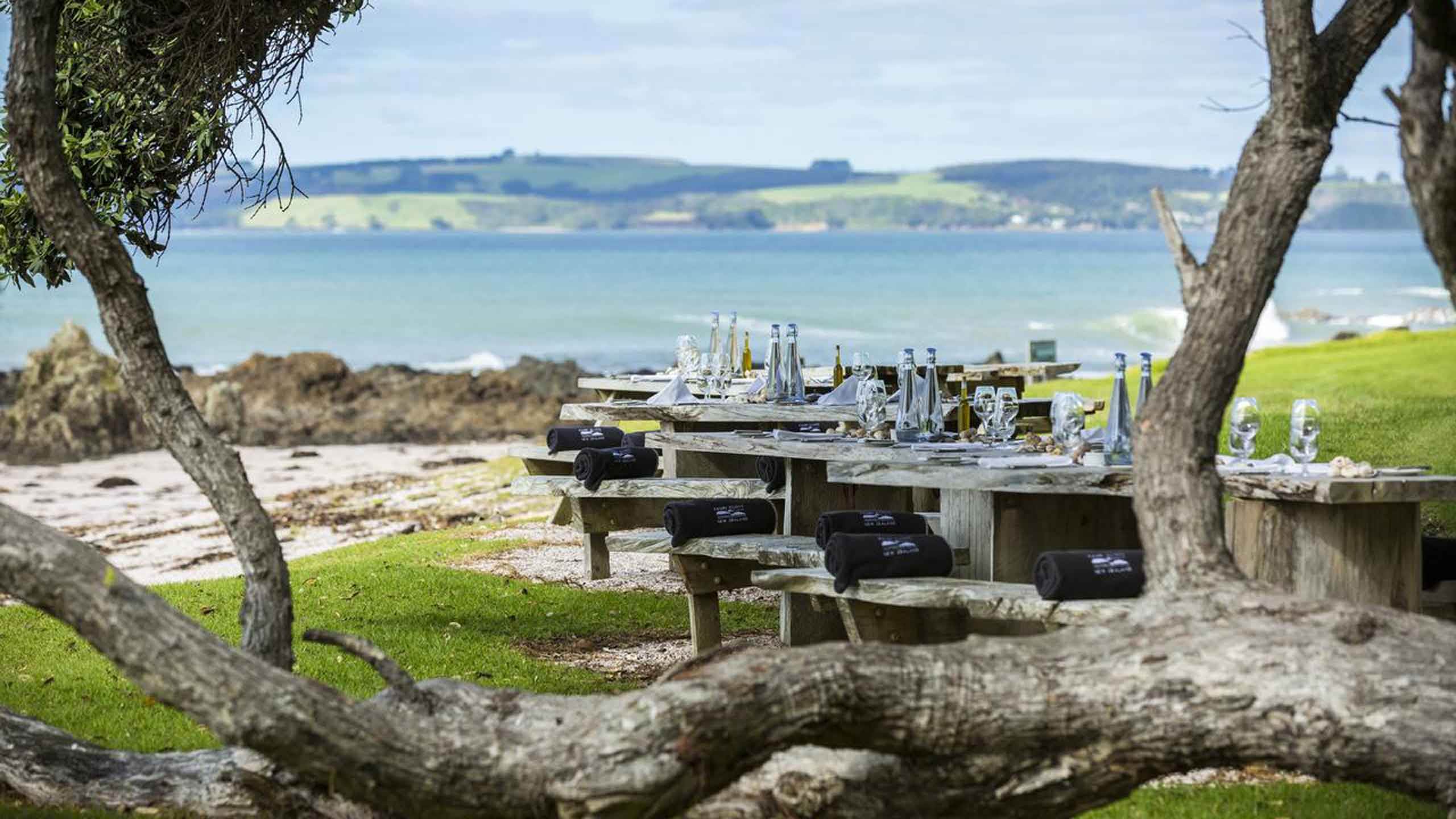 the-lodge-at-kauri-cliffs-bay-of-islands-new-zealand-picnic-setup