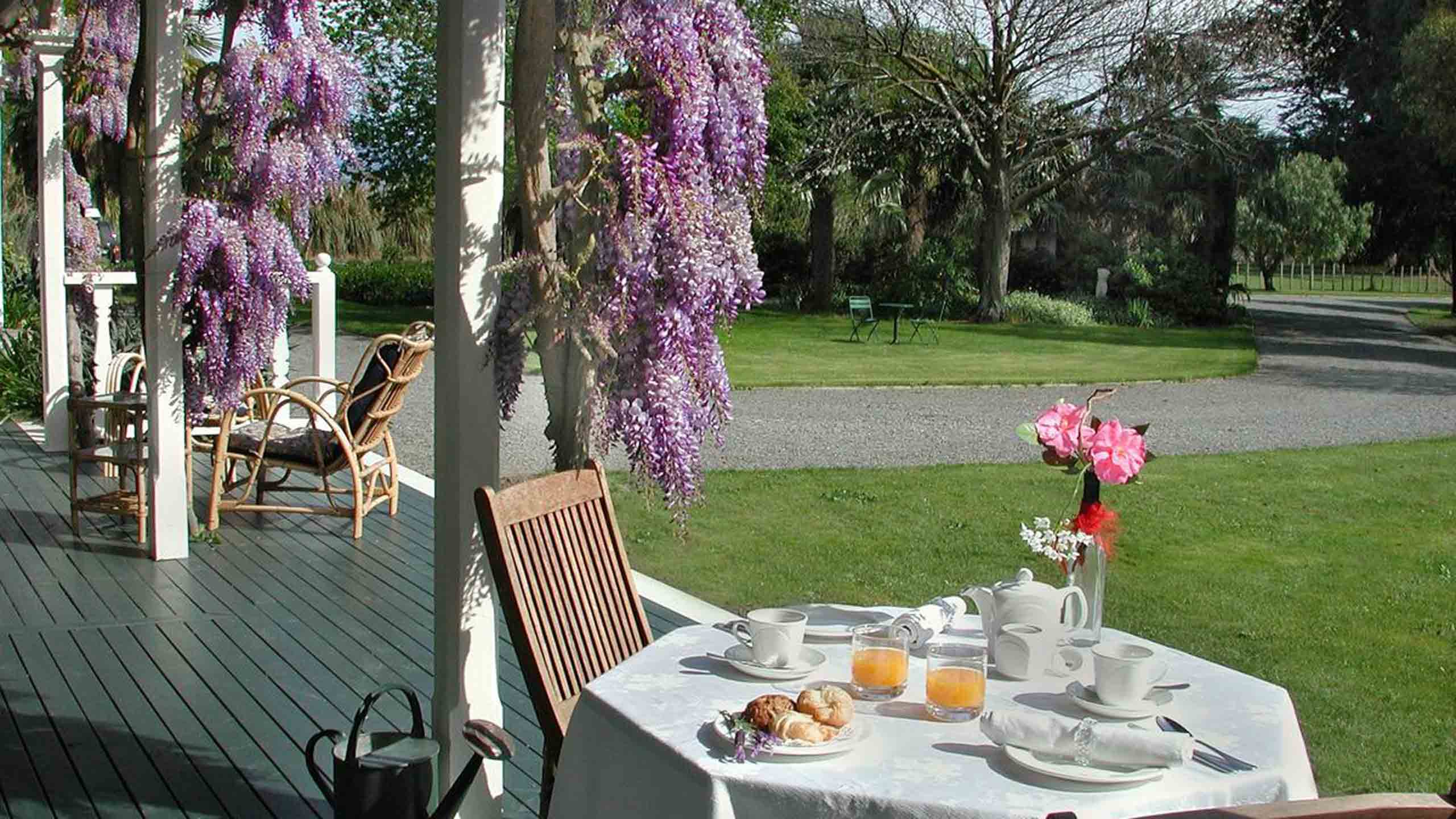 the-peppertree-hotel-luxury-marlborough-new-zealand-dining-outside