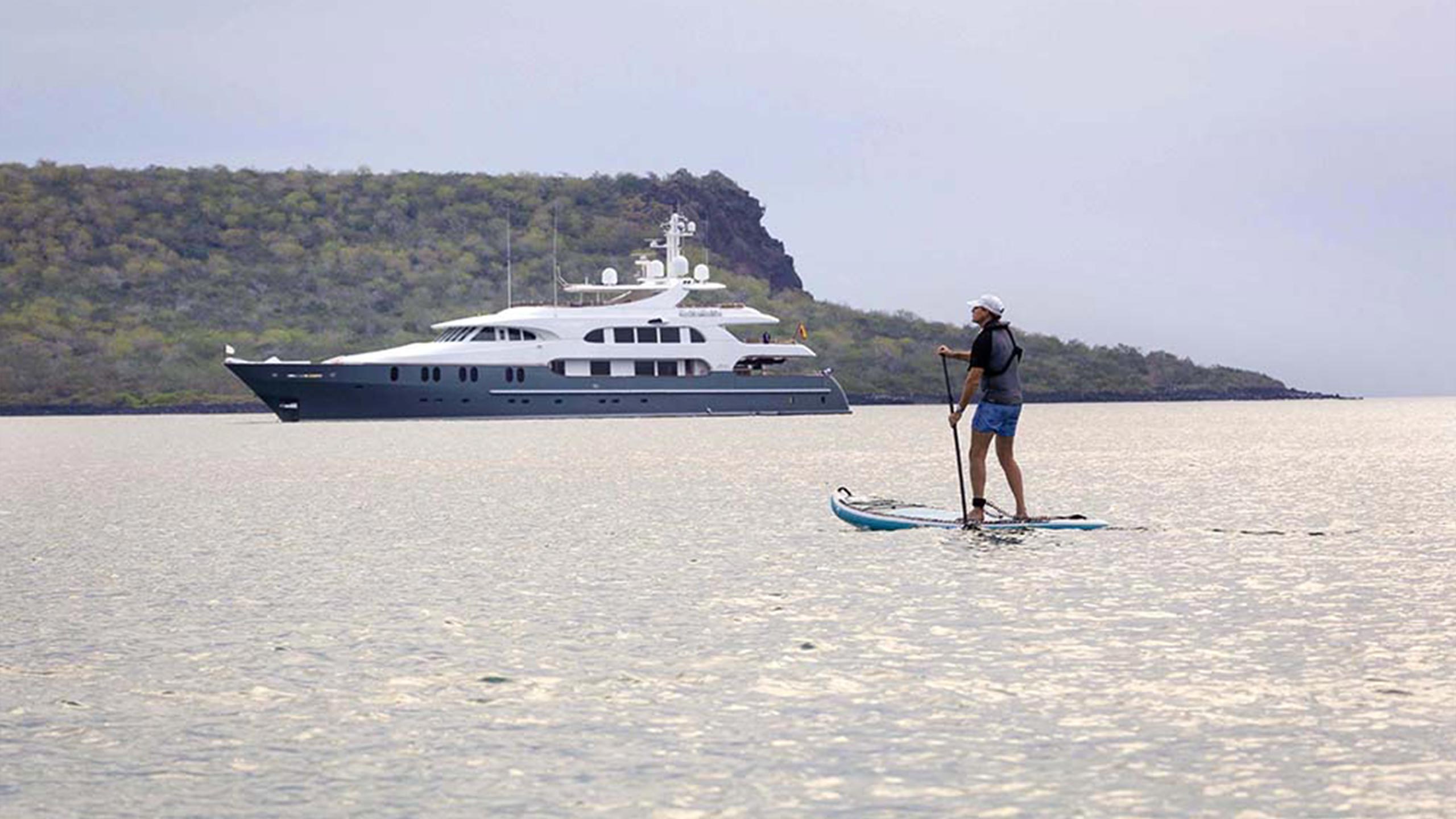 aqua-mare-galapagos-exterior-surfing