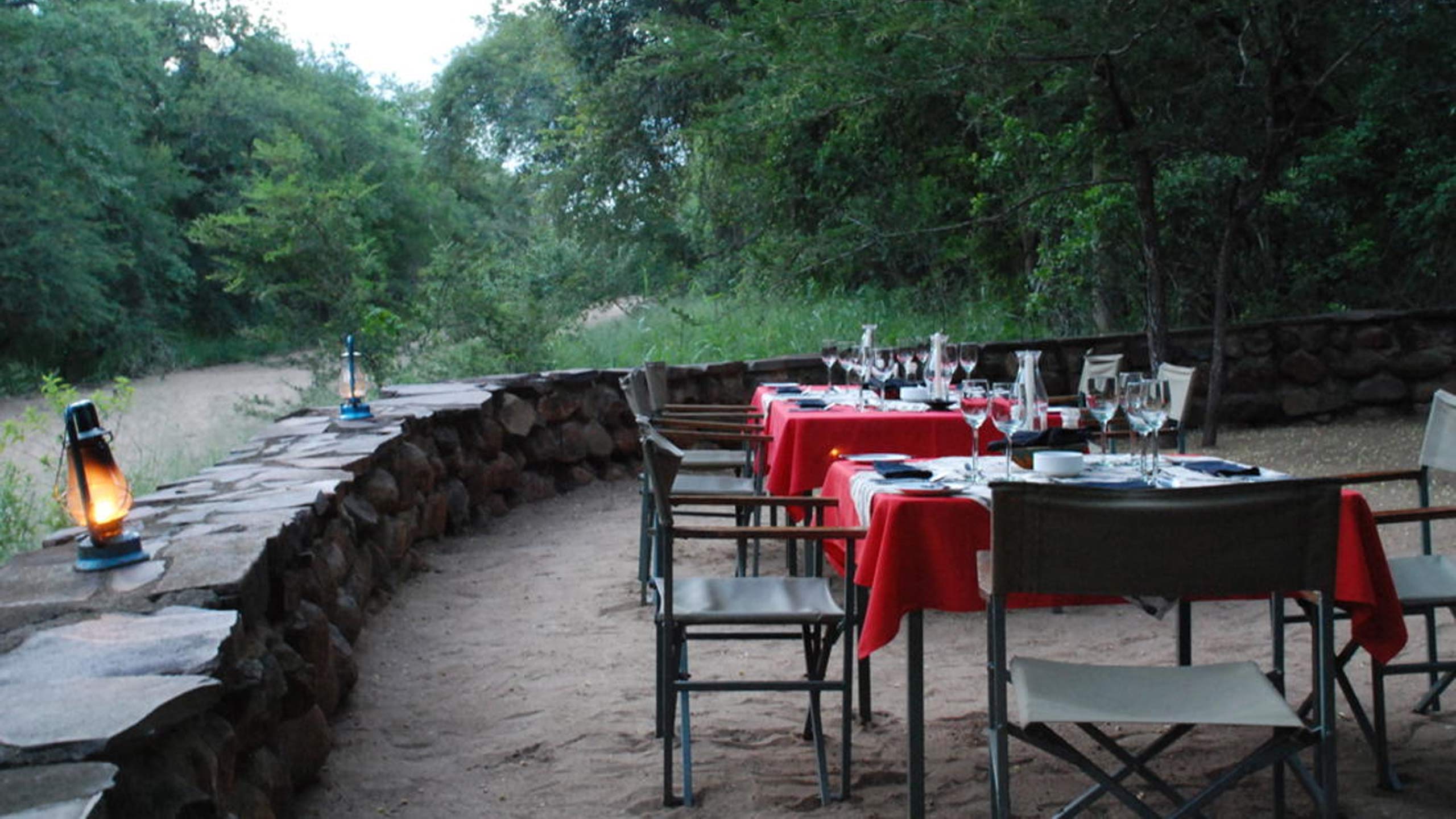 mkhaya-game-reserve-stone-camp-eswatini-swaziland-accommodation-riverbed-dining