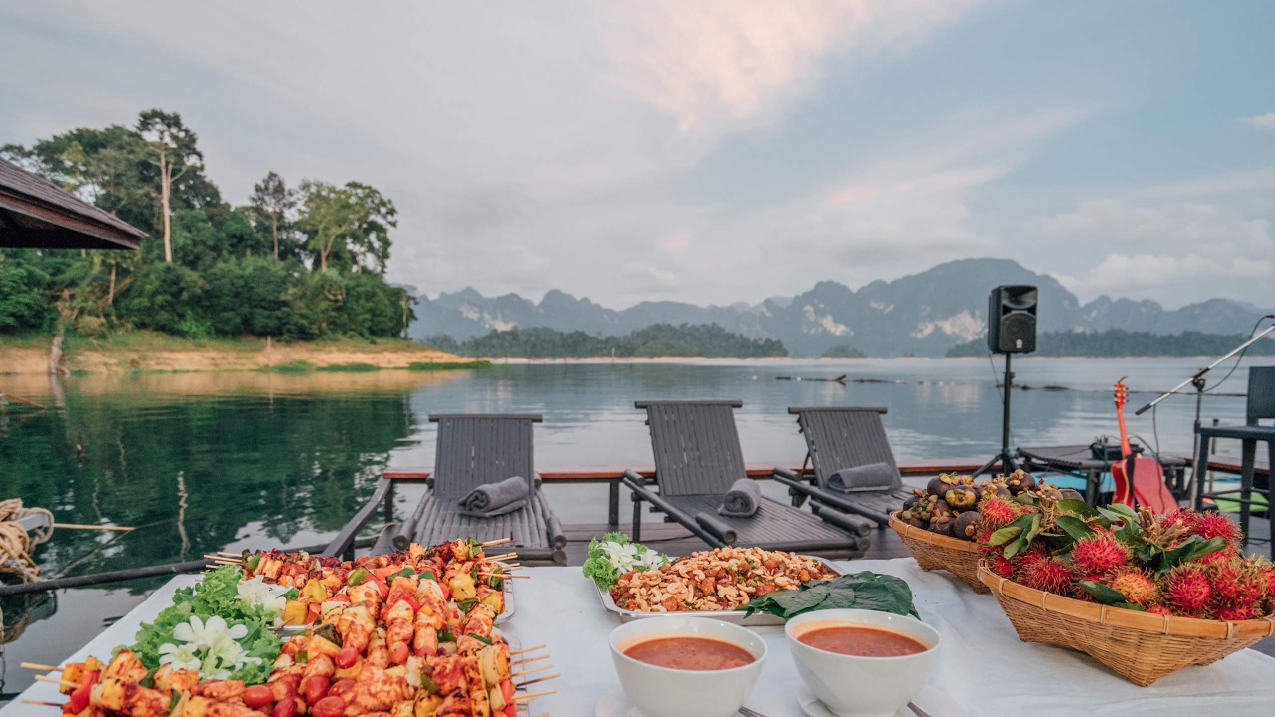 500-rai-floating-resort-khao-sok-thailand-dining-seaview