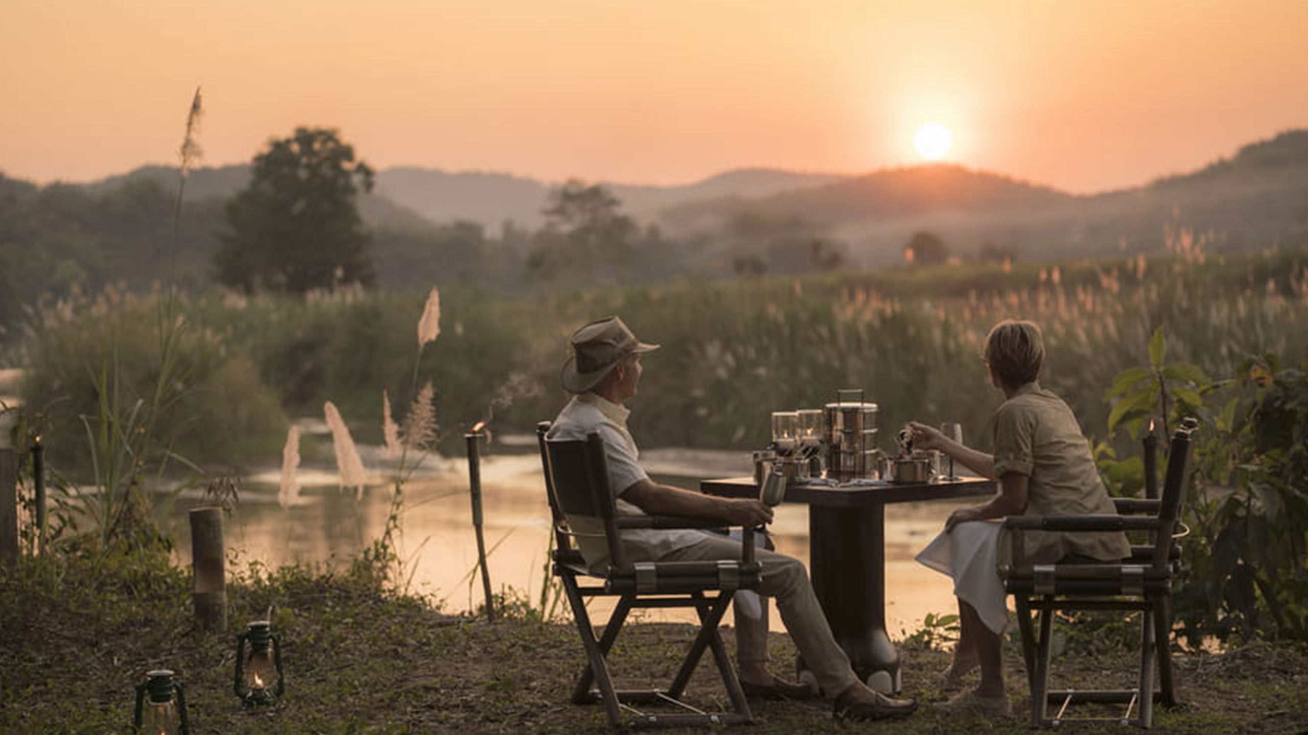 four-seasons-tented-golden-camp-triangle-thailand-riverside-dinner