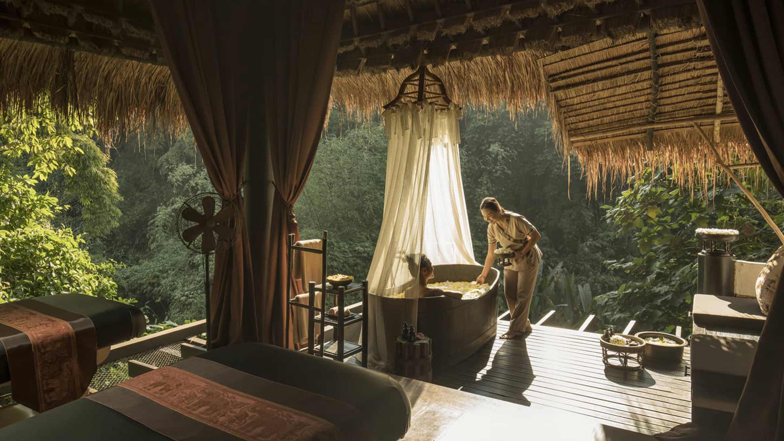 four-seasons-tented-golden-camp-triangle-thailand-spa-outdoor-bathtub