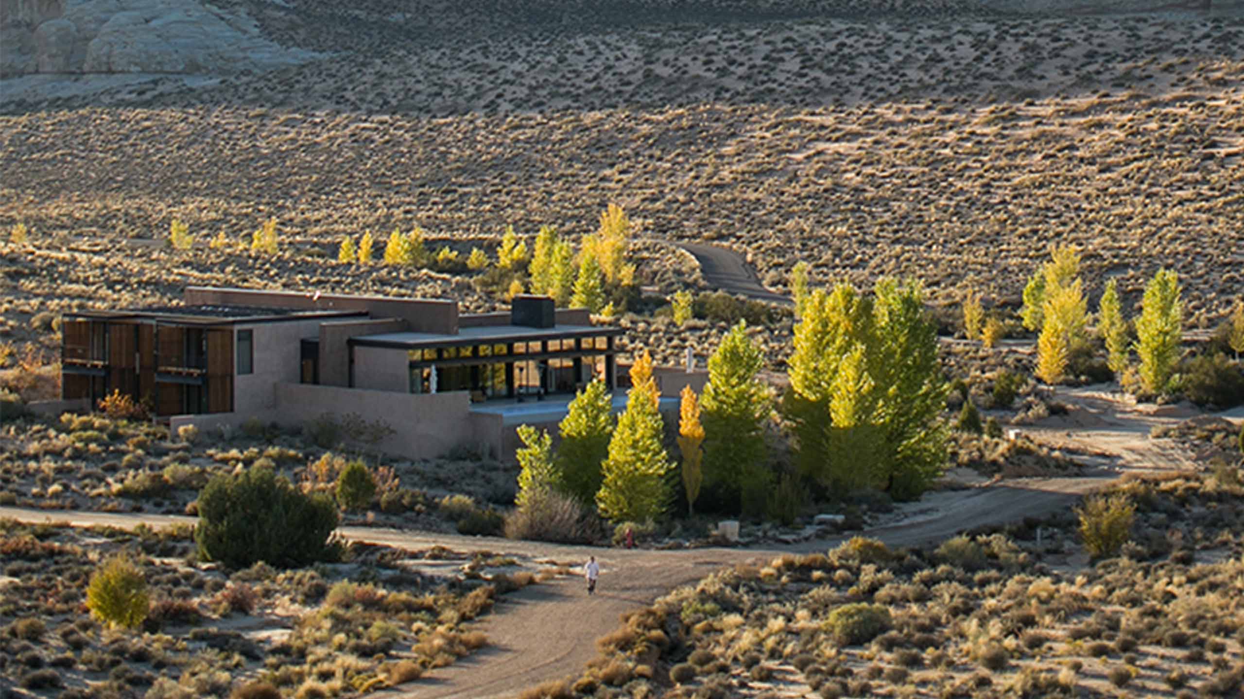 hotel-surrounded-by-the-desert-amangiri-utah-usa