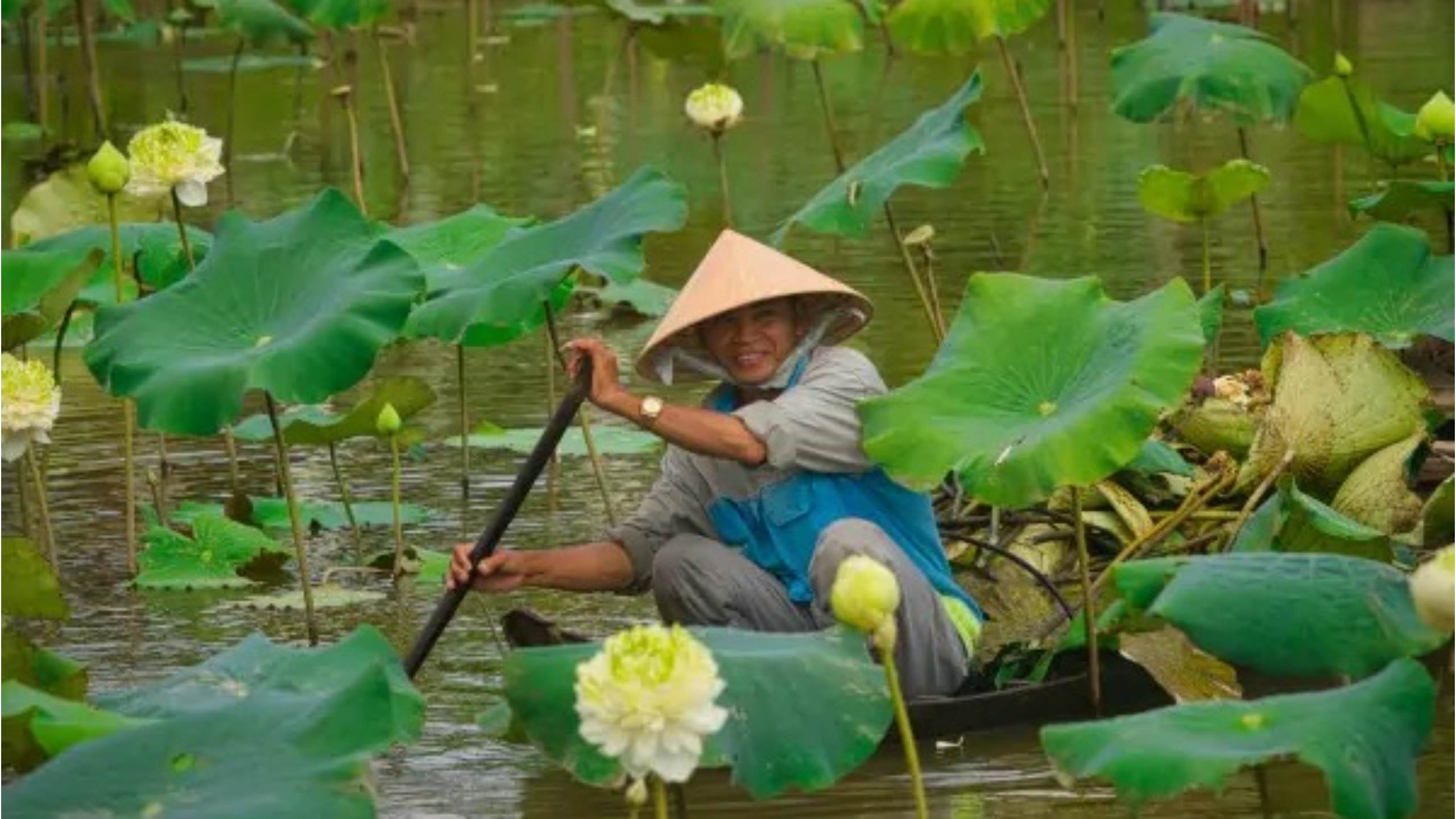 azerai-can-tho-vietnam-mekong-delta-river-local-rowing-traditional-boat