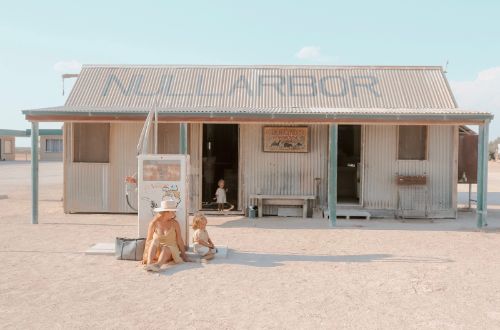 south-australia-crossing-nullarbor-plain-roadhouse-outback-roadtrip