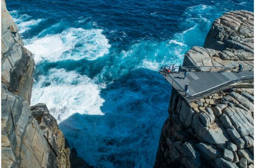 torndirrup-western-australia-national-park-the-gap-the-natural-bridge-rock-formation-southern-ocean-coastal-cliff-walk-hike