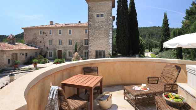 château-de-berne-procence-france-terrace-courtyard